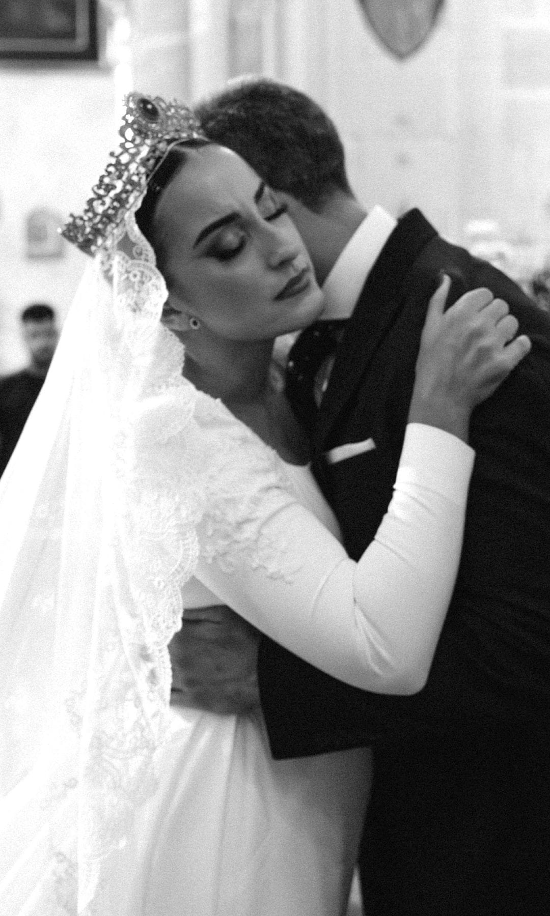 Tiara de novia encima del velo con recogido