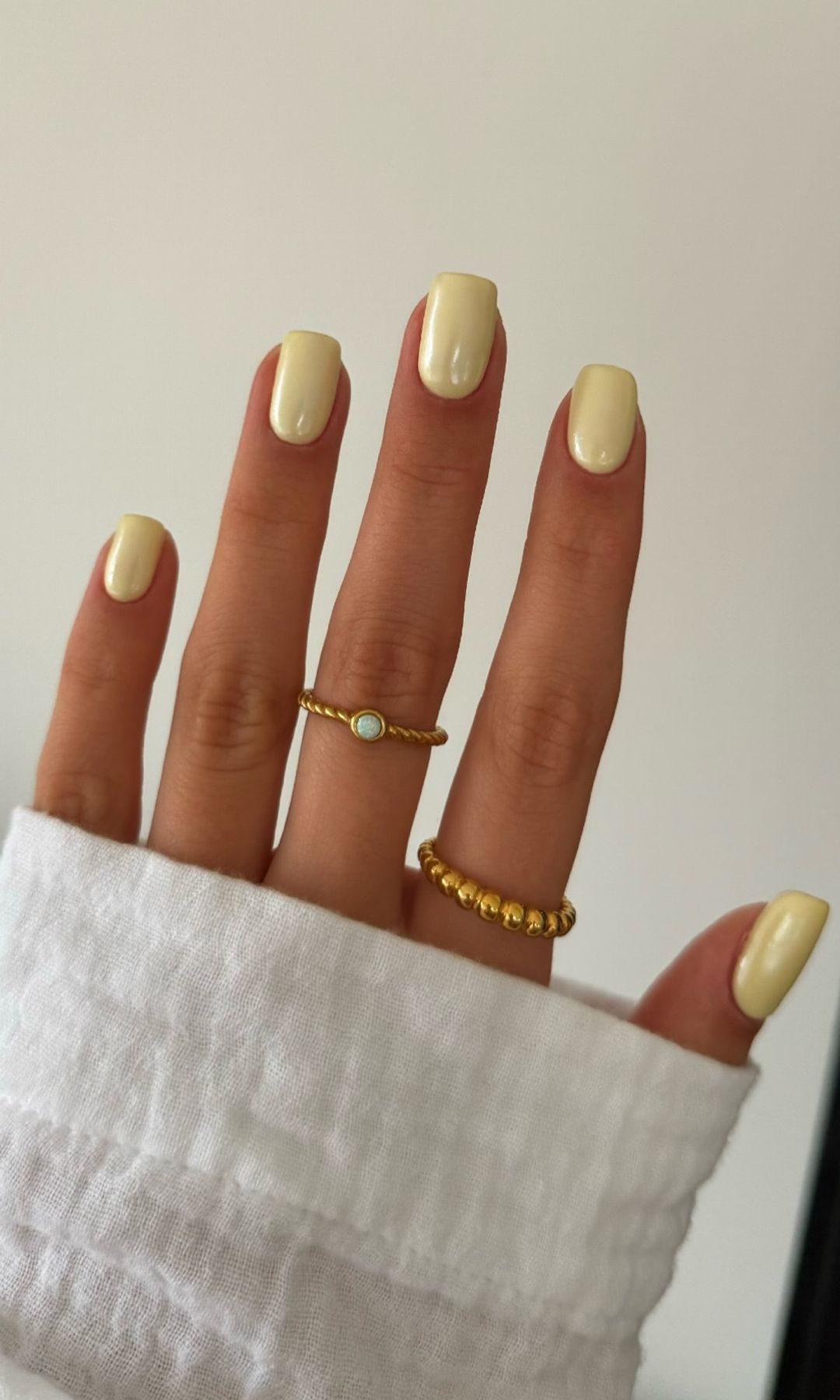 Manicura cromada en amarillo mantequilla