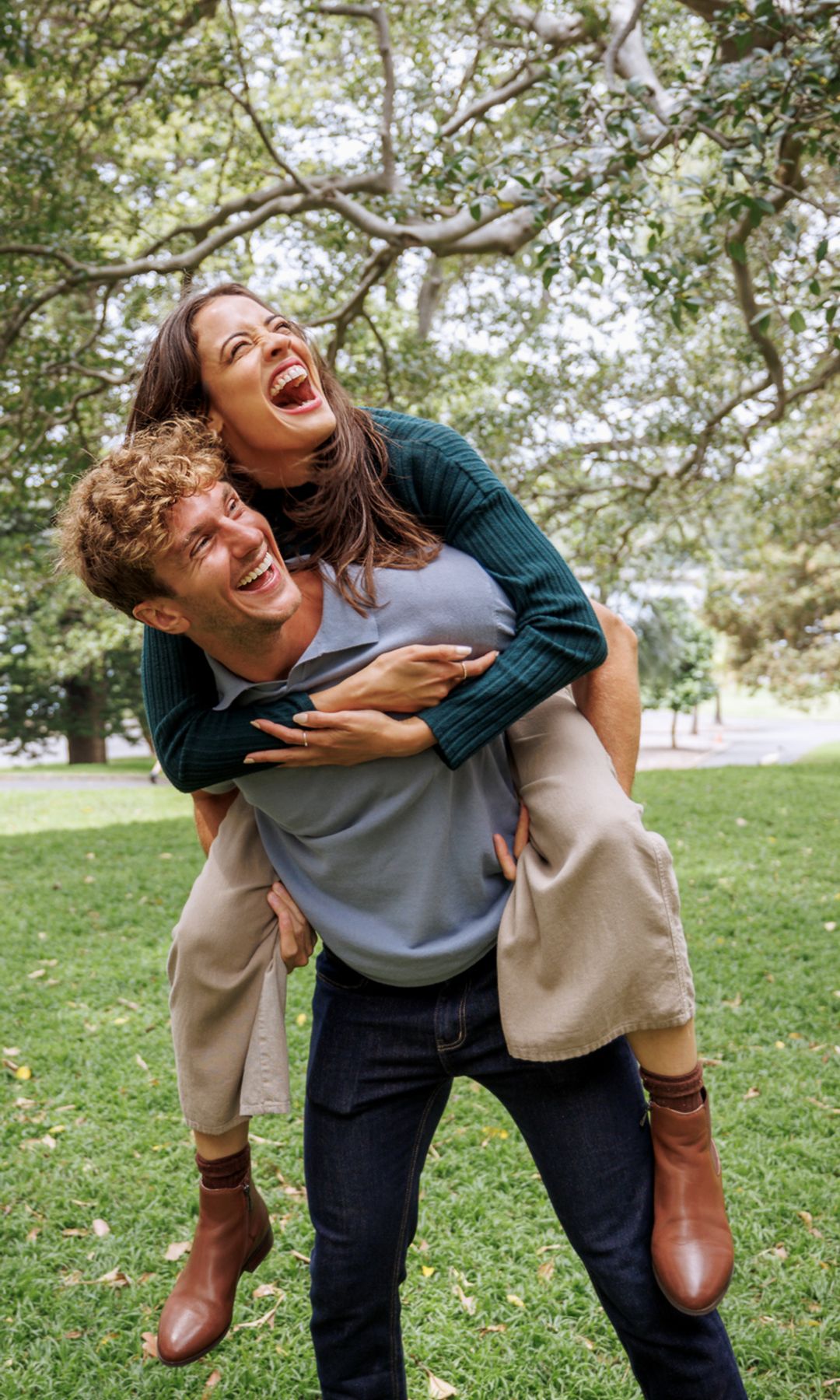 Pareja joven feliz en el parque