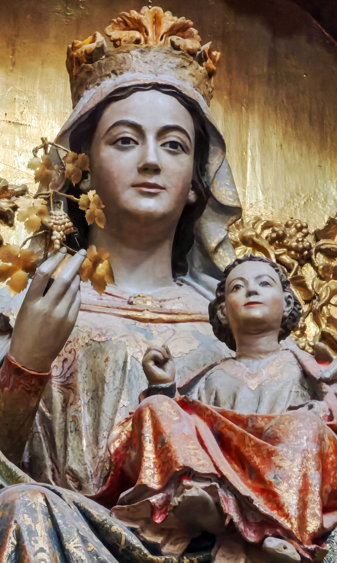 Imagen gótica de la Virgen de la Vid, en la iglesia del monasterio, ribera del Duero burgalesa.
