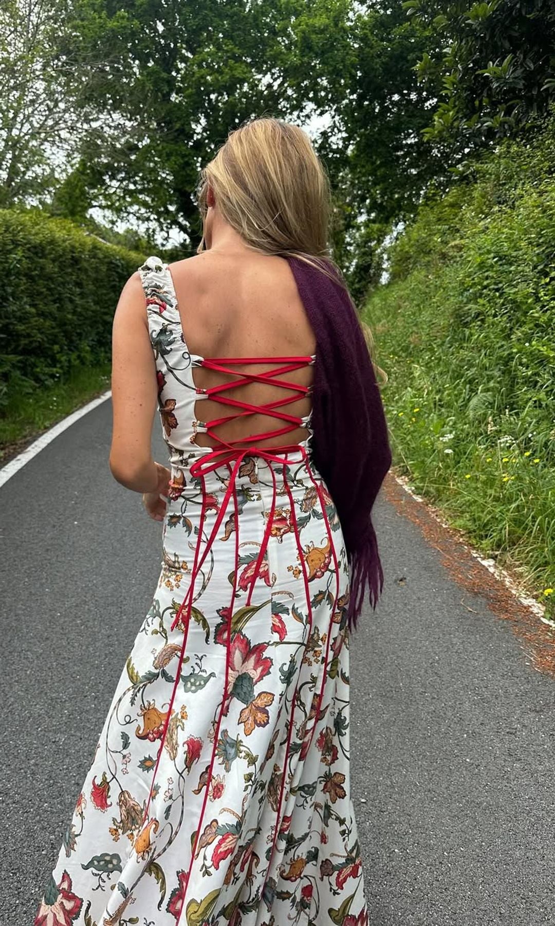 Invitada con vestido estampado