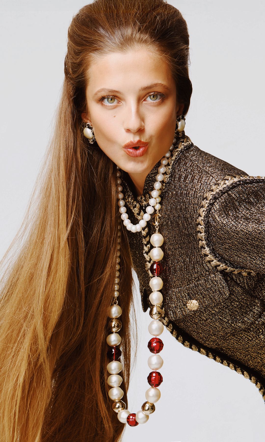 La protagonista con chaqueta, y joyas, todo de Chanel