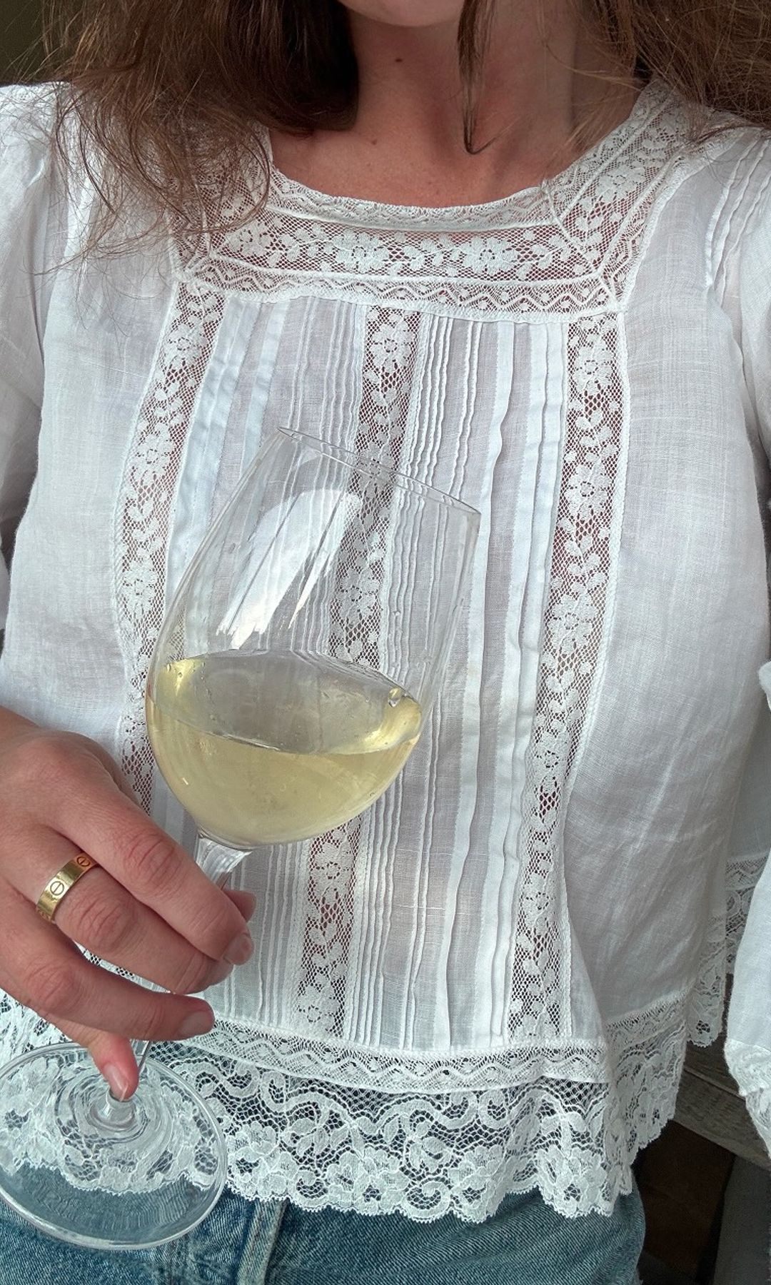 Una chica sosteniendo una copa de vino