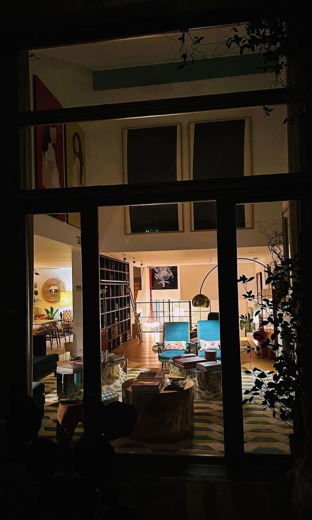 Vista de la casa de Nuria Roca a través de un gran ventanal 