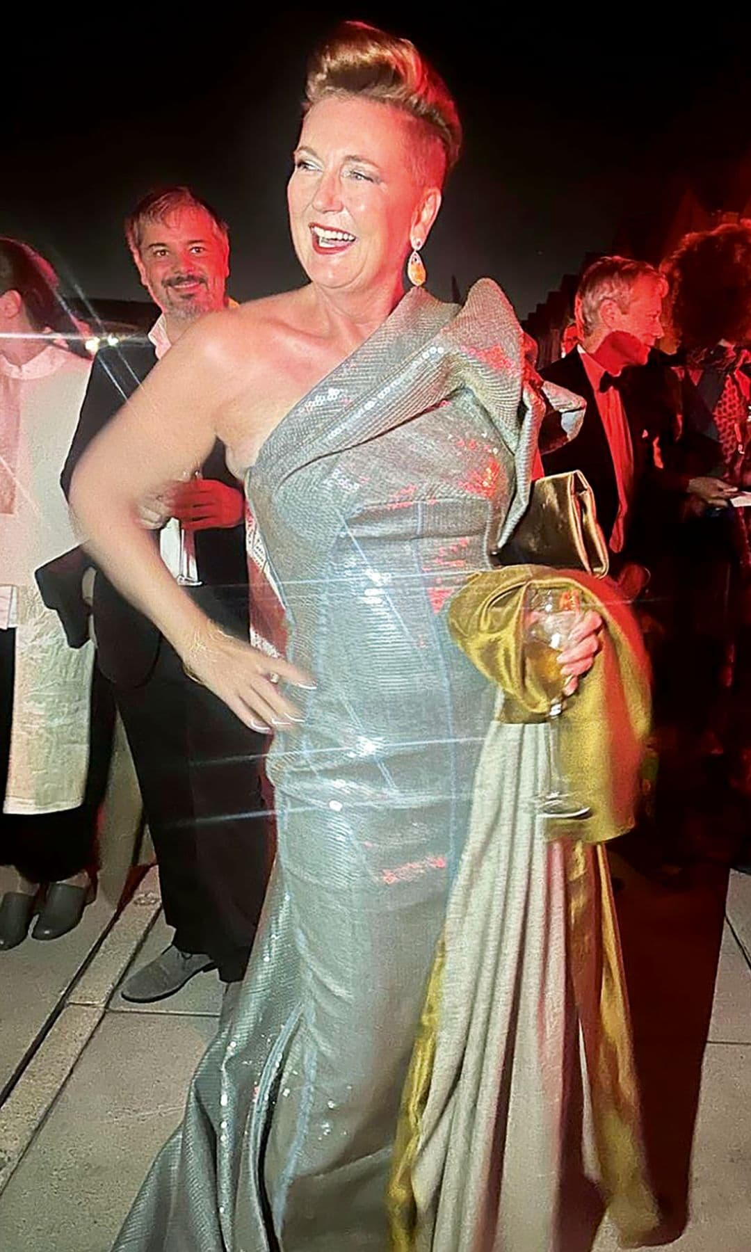 El otro de los "looks" que lució durante la fiesta del sábado 11