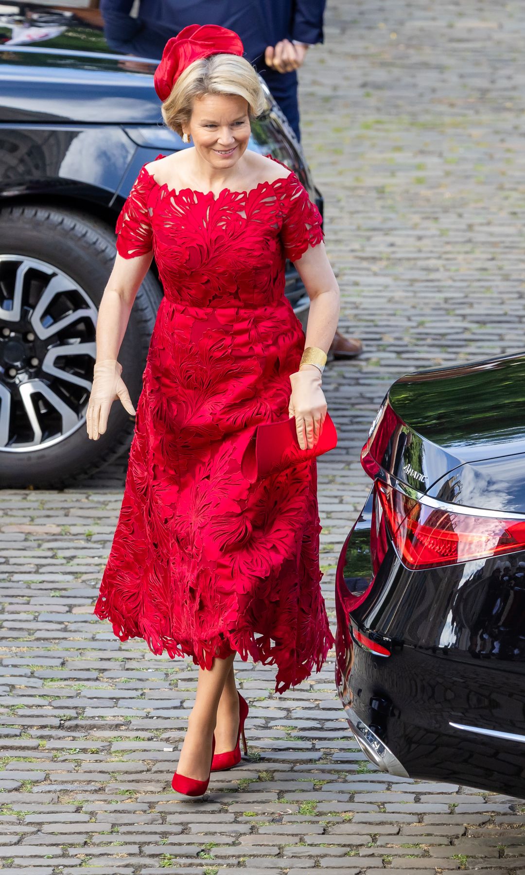 La historia del tocado que la reina de Bélgica ha llevado con el peinado de invitada perfecto