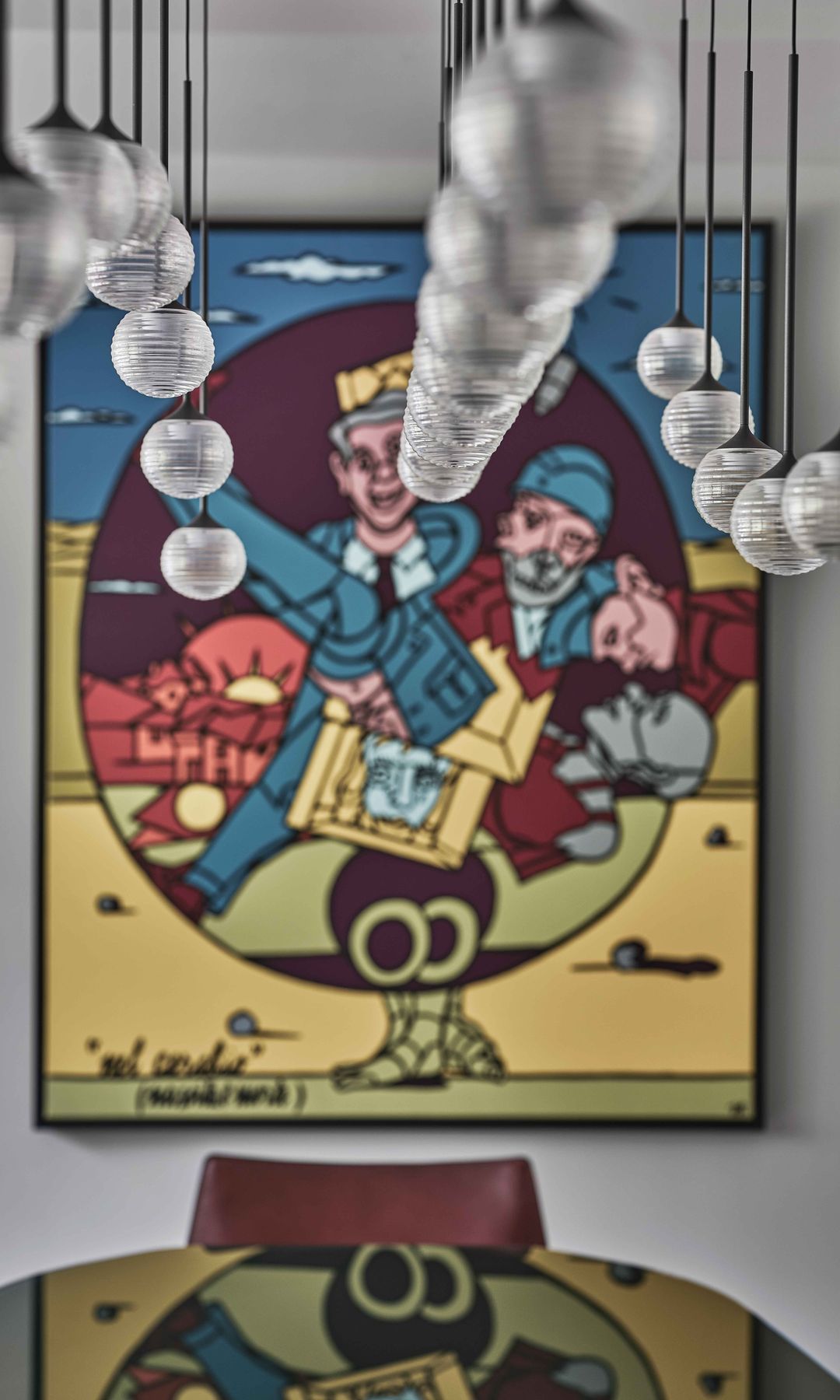 Cuadro en la pared y lámpara de techo