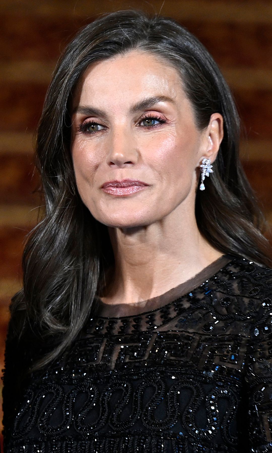 La reina Letizia, pura elegancia con un top con transparencias y sus dos anillos ​favoritos​ por primera vez juntos
