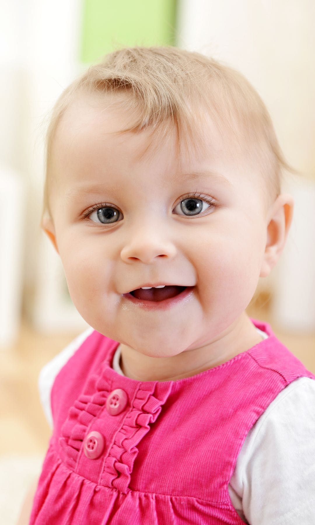 Bebé niña sonríe