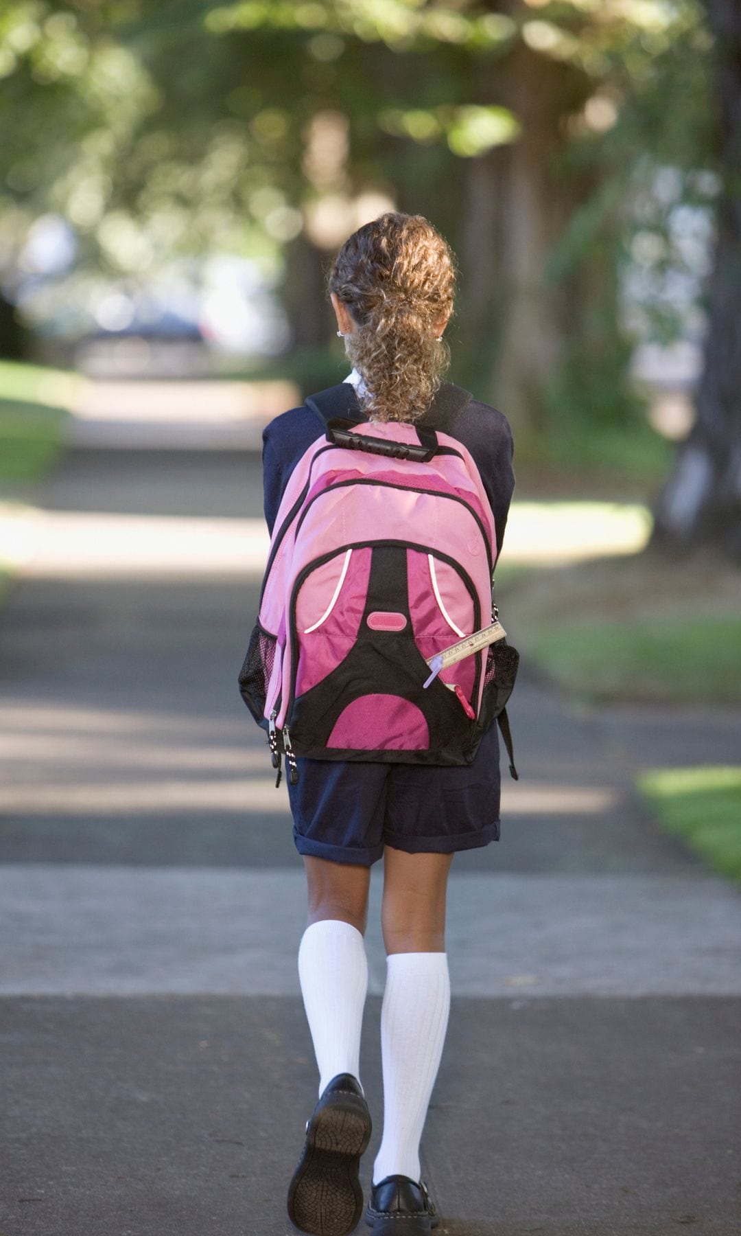 Niña de camino al colegio