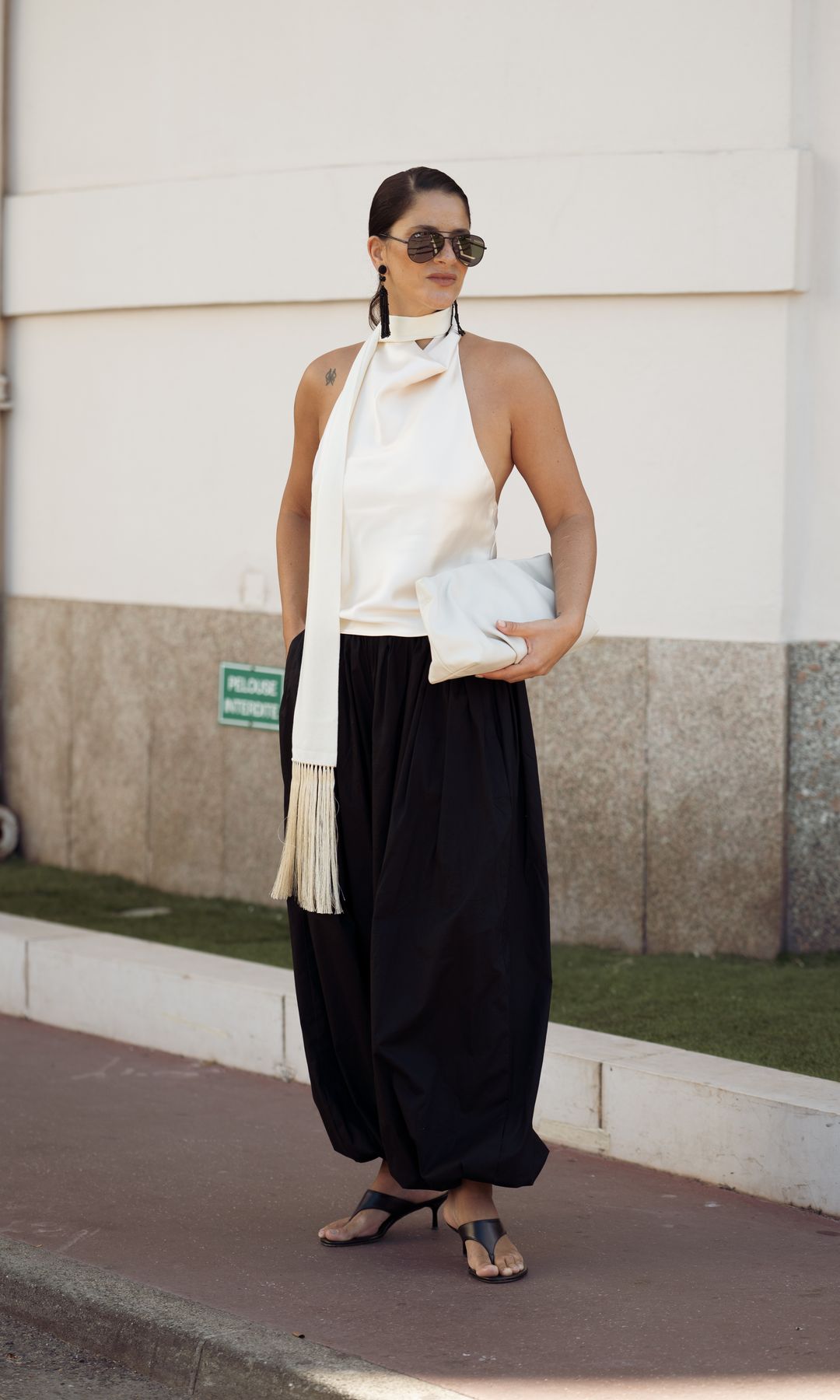 Con joggers y blusa halter