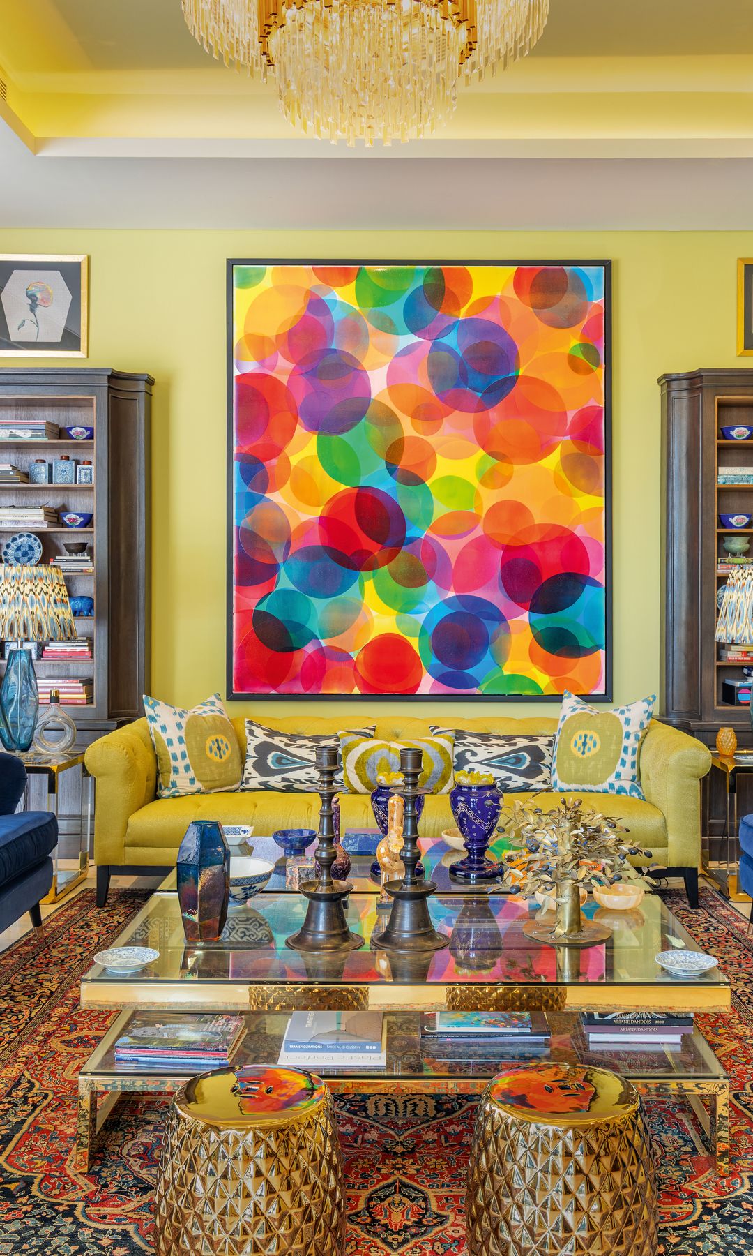 Otra de las estancias de la formidable casa. "Me llevó mucho tiempo darle sentido, orden, sintonía y belleza, y lo que más me ayudó fue el color, que tiene un efecto emocional en nosotros. Para mí, una casa tiene que despertar los sentidos: la vista, el oído, el tacto"