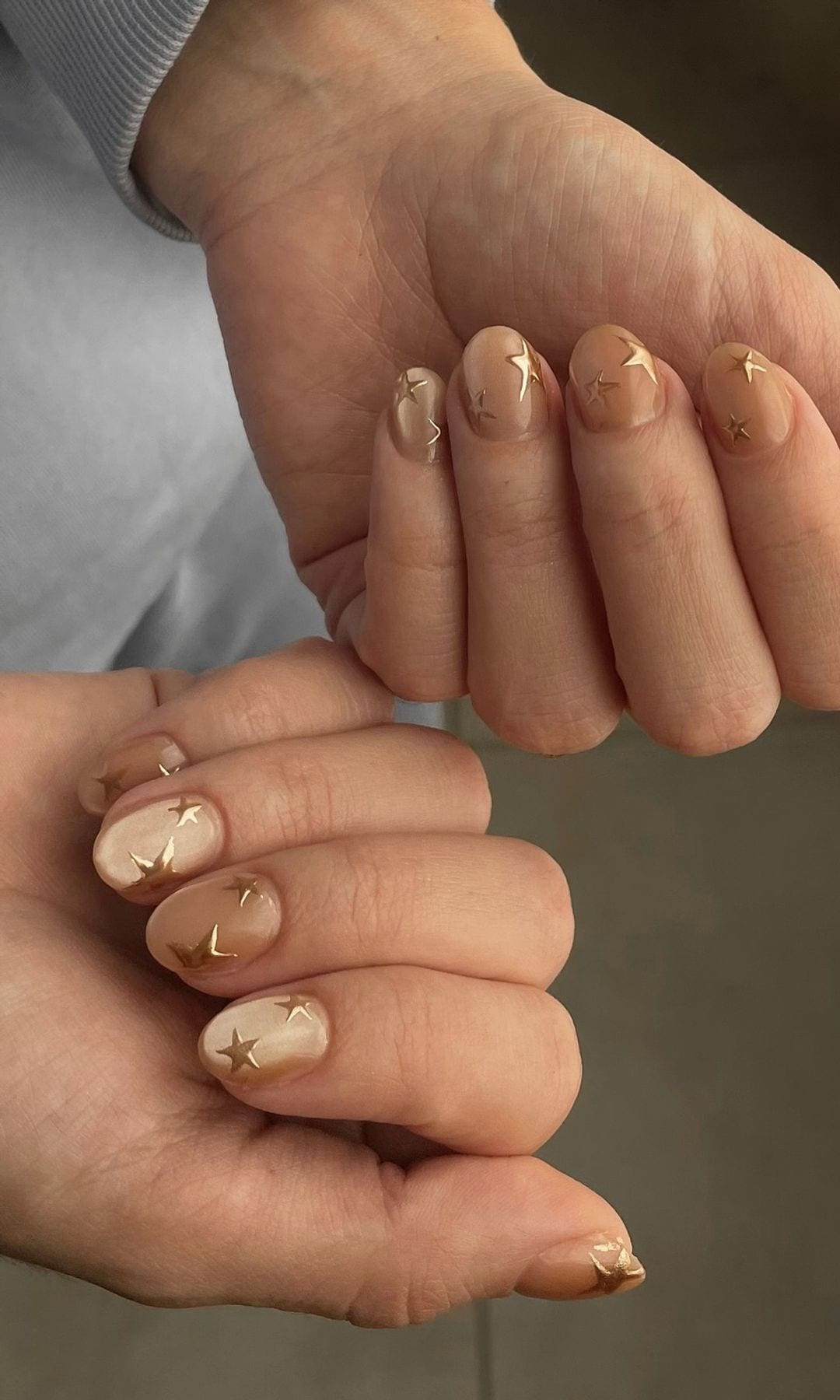 manicura efecto ojo de gato estrellas