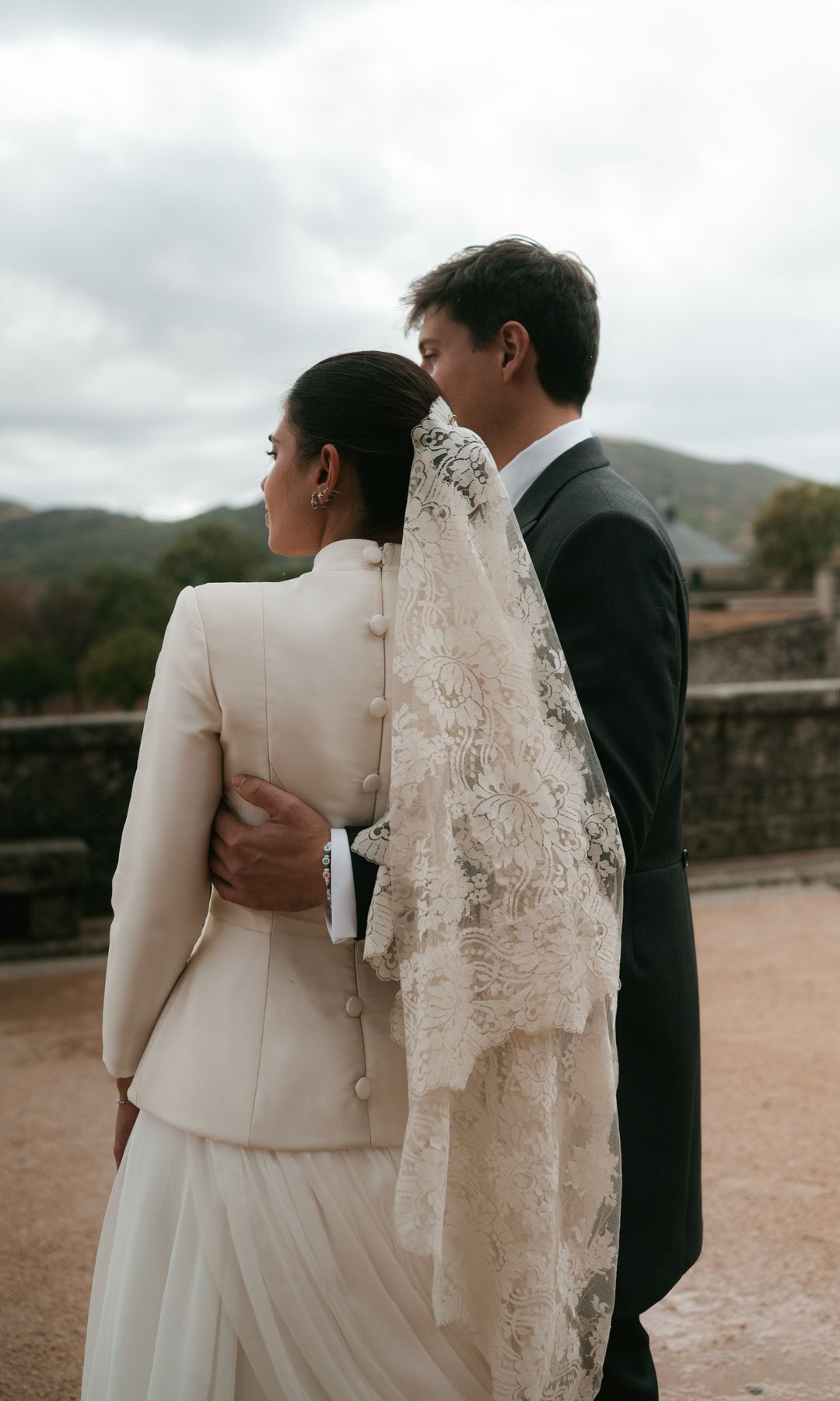 María con look nupcial de dos piezas, vestido y chaqueta, de Luis Infantes