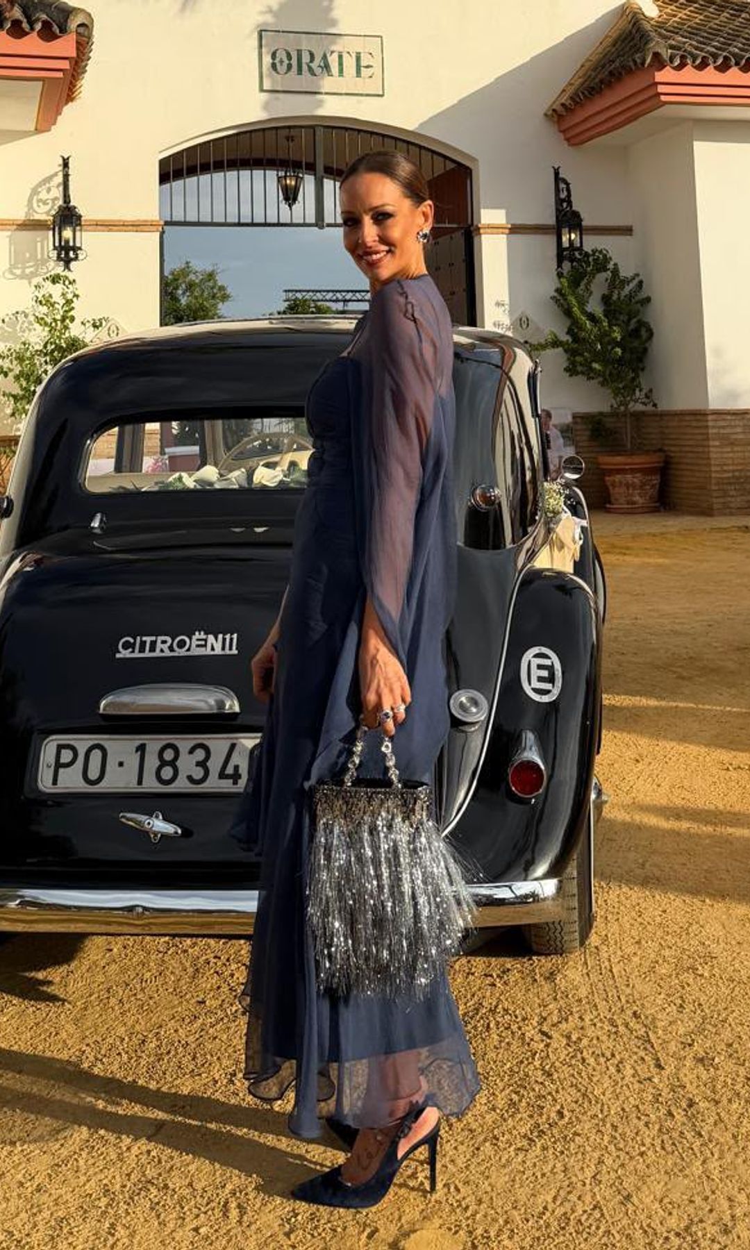Eva González vuelve a la iglesia donde se casó con Cayetano, para la boda de su prima, con este espectacular look