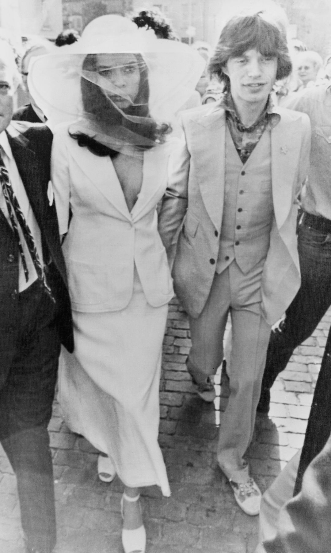 El look de la cantante se inspiró en el llevado por Bianca Jagger en 1971.