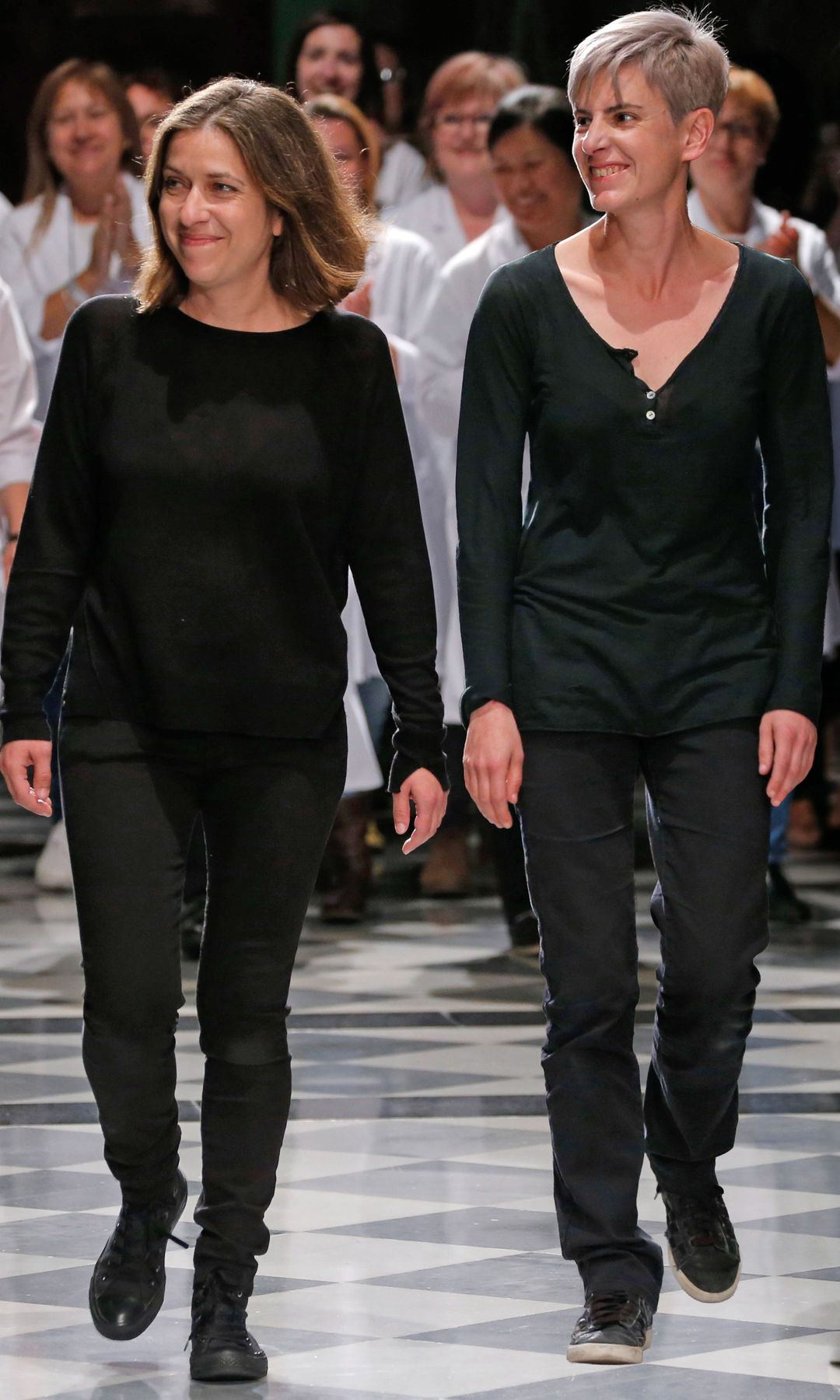 Yolanda y Cristina durante el cierre de su último desfile