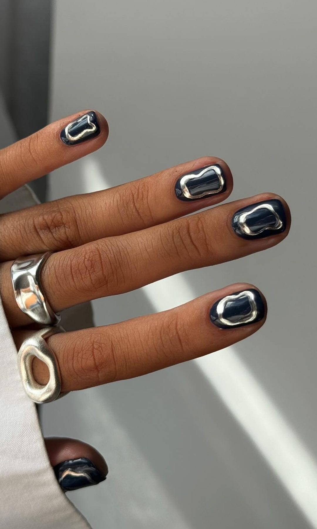 Manicura con detalle plateado