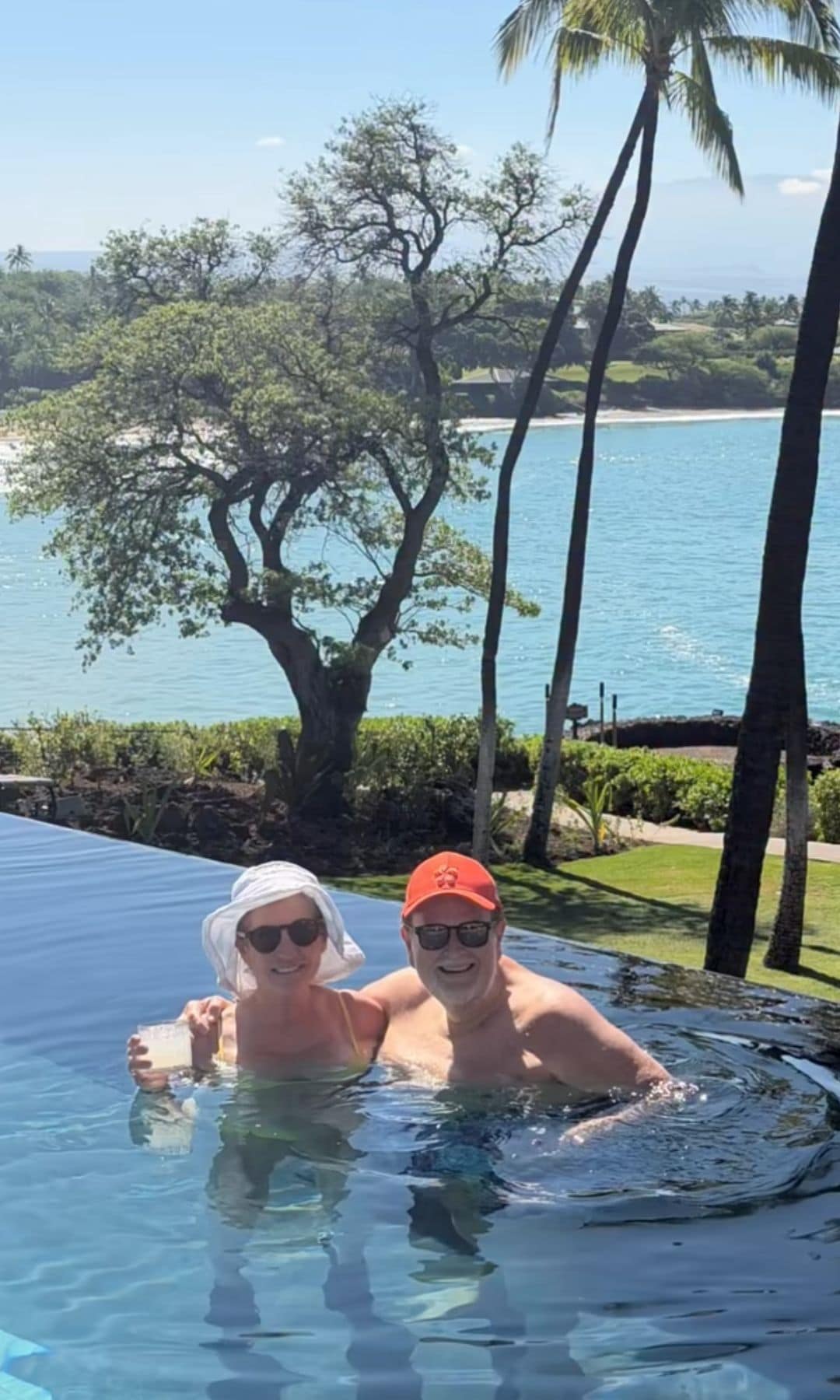 Raúl de Molina con su esposa en una piscina infinita