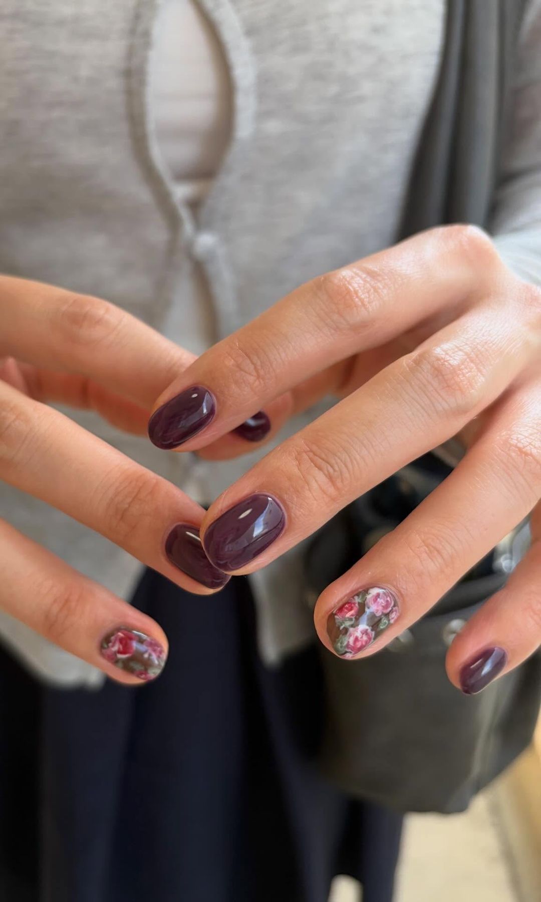 Manicura violeta con flores