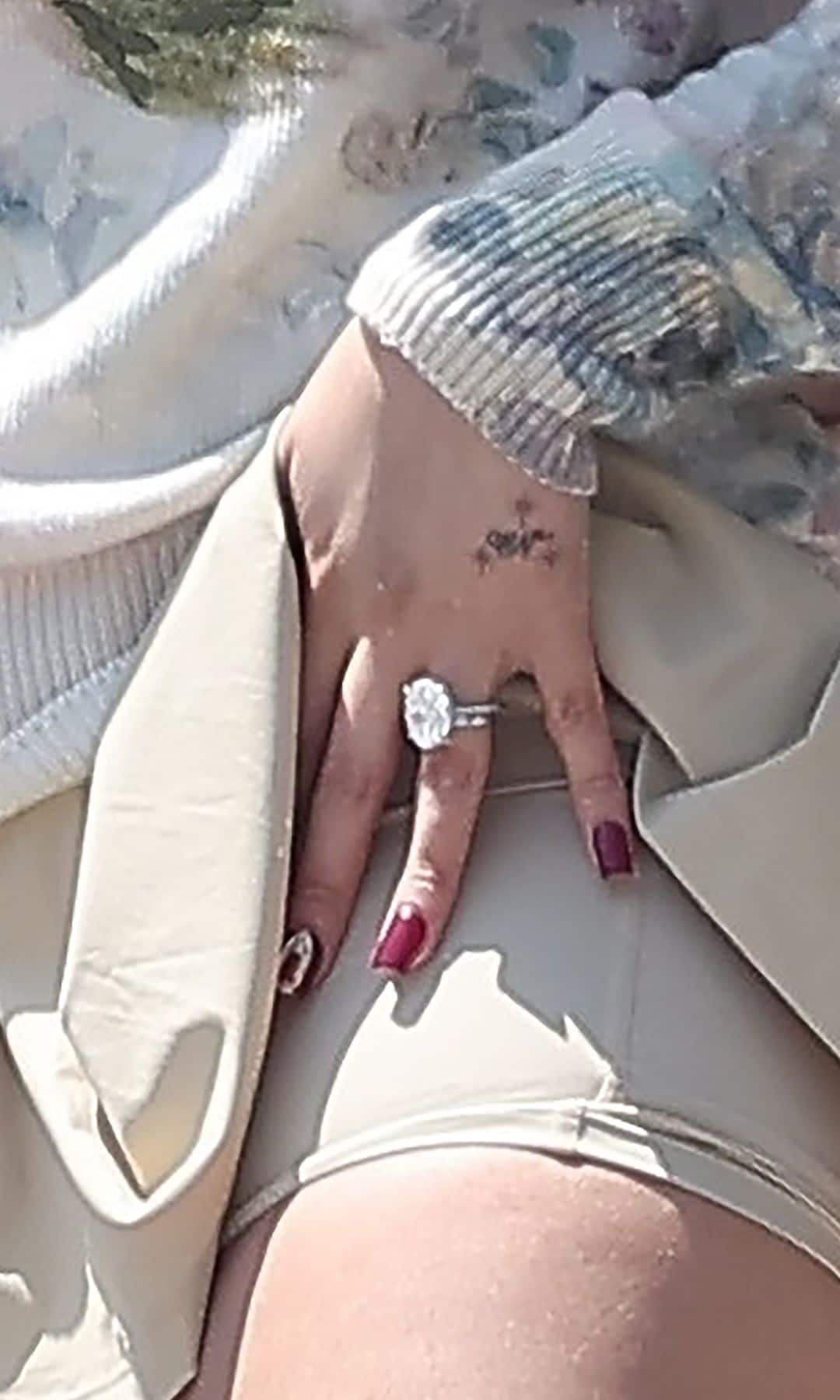 Ángela Aguilar muestra un gran anillo de diamantes