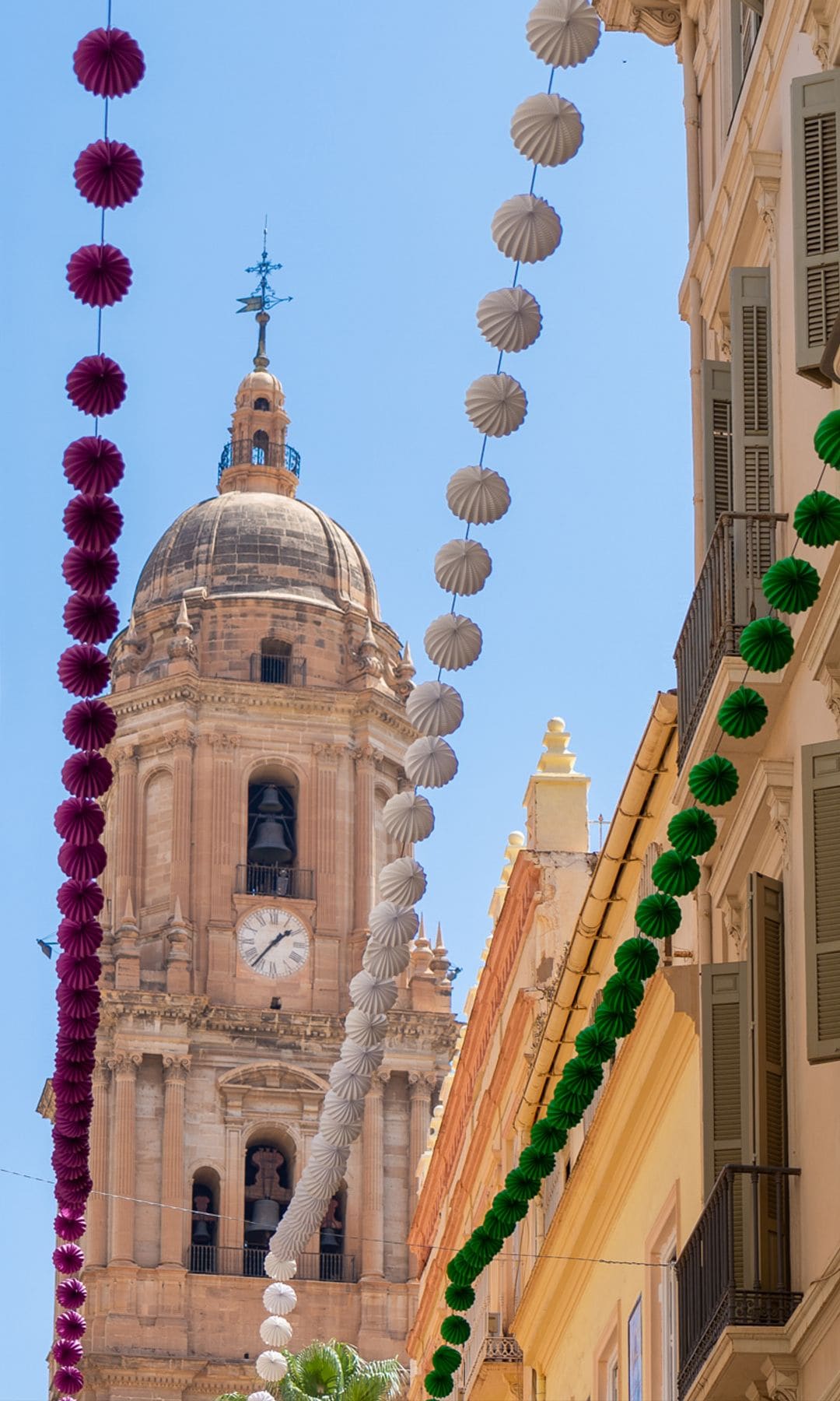 Los farolillos adornan las calles de Málaga durante los días en que se celebra la feria