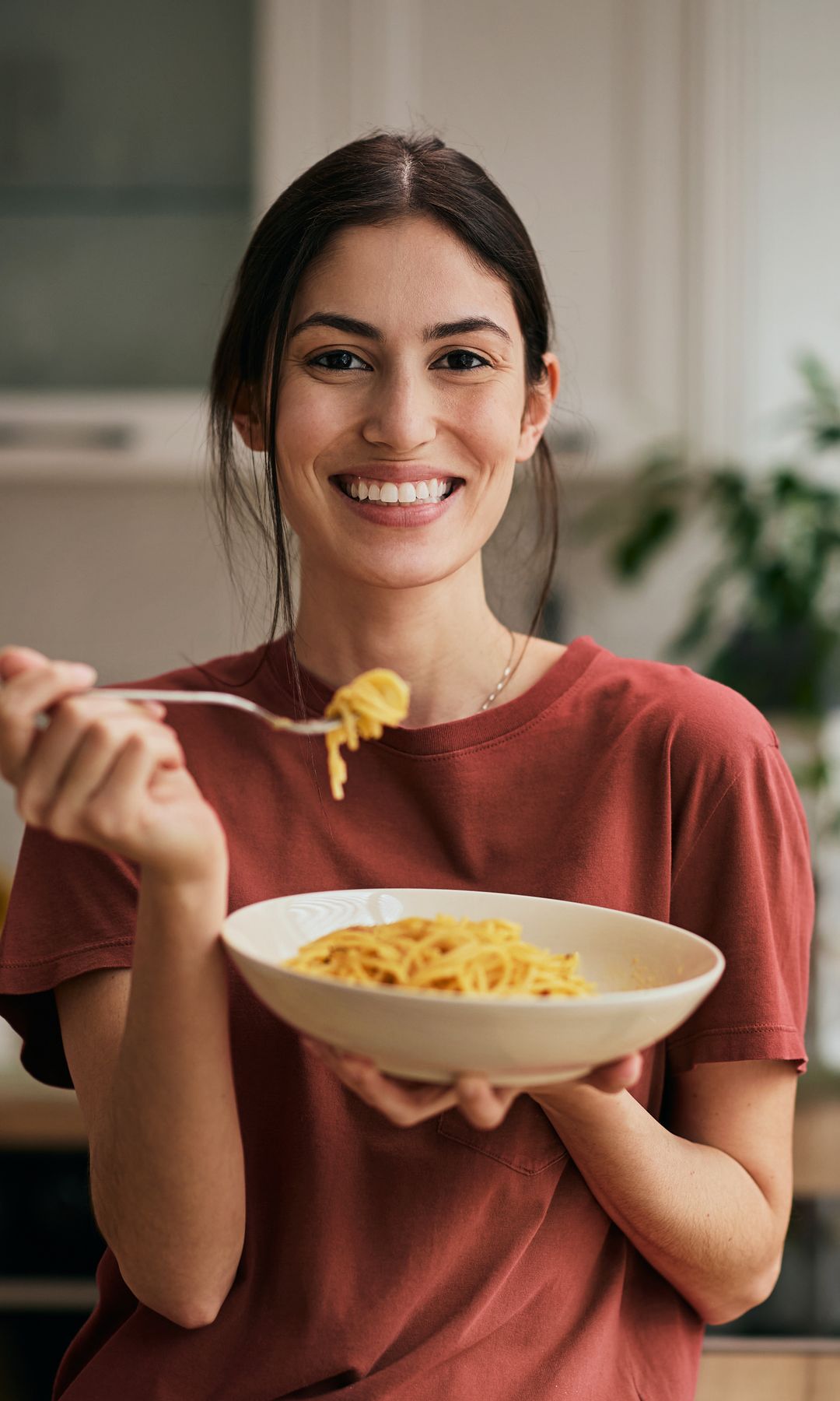 Mujer comiendo espagueti