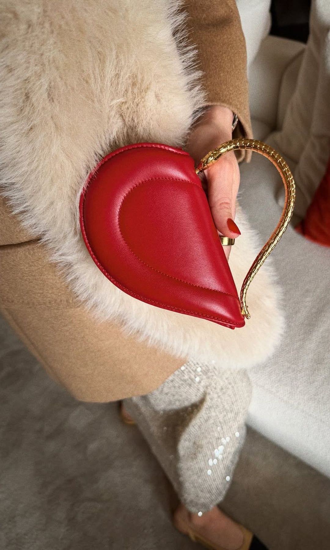 Isabelle Junot posando con bolso en forma de corazón de Bvlgari