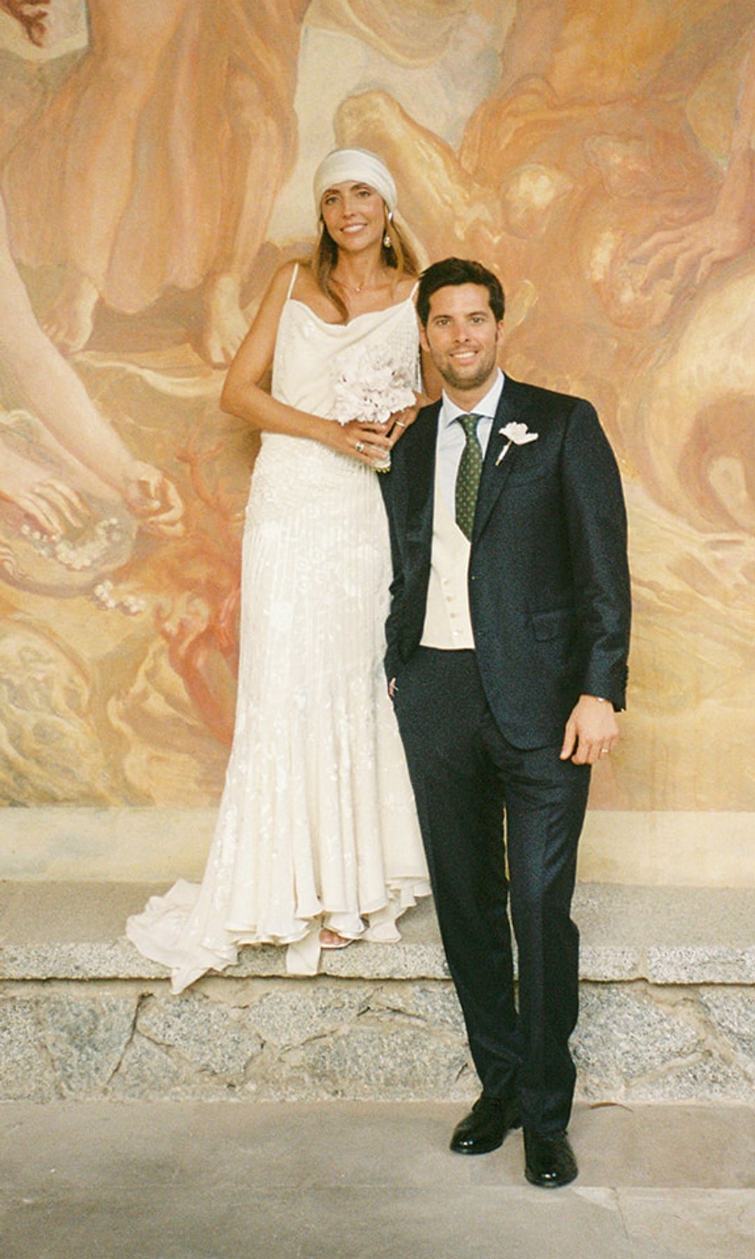 Novia viral con vestido vintage y casquete de seda