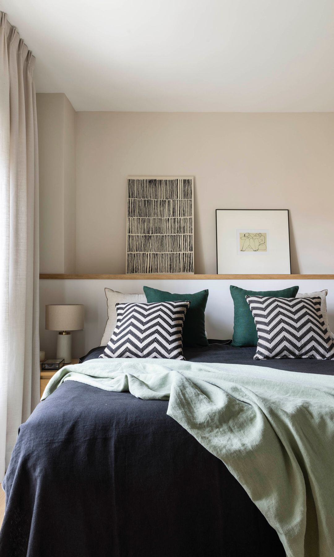 Dormitorio con luz natural