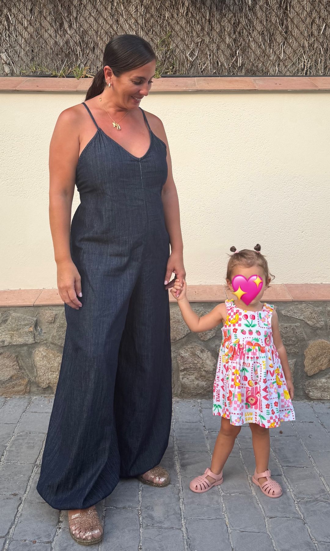 Anabel Pantoja, con su hija, Alma