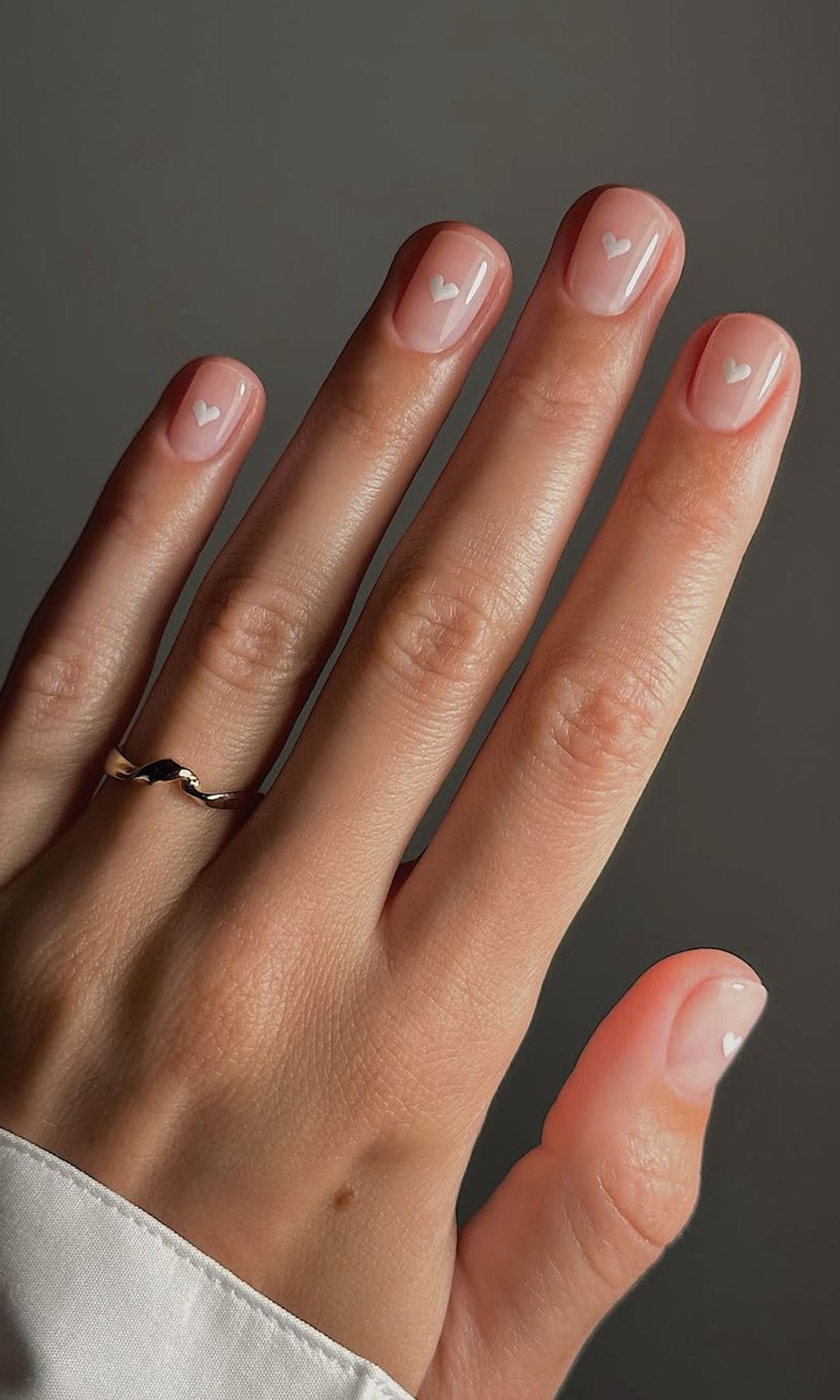 Manicura blanca minimalista