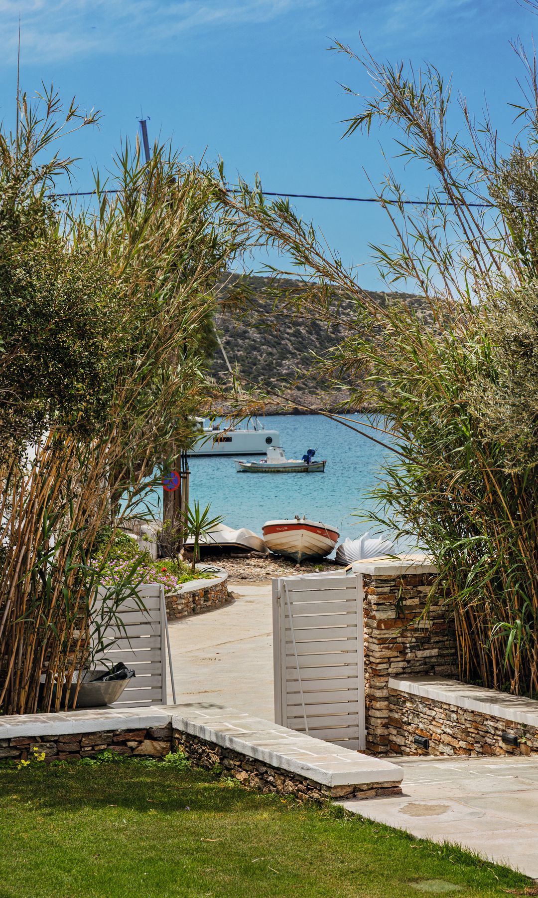 MARINA VERNICOS NOS INVITA A CONOCER SU IMPRESIONANTE CASA JUNTO AL MAR, EN LA ISLA DE SIFNOS, UNA DE LAS PERLAS DEL EGEO
