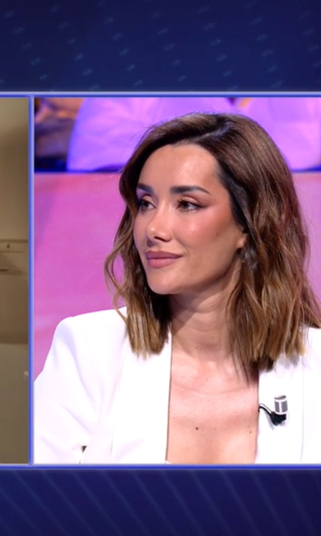Adara viendo unas imágenes de su pareja