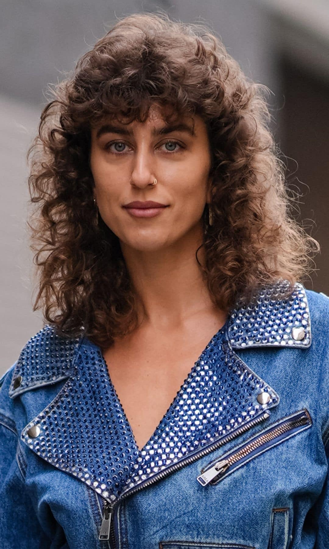 Mujer con pelo rizado