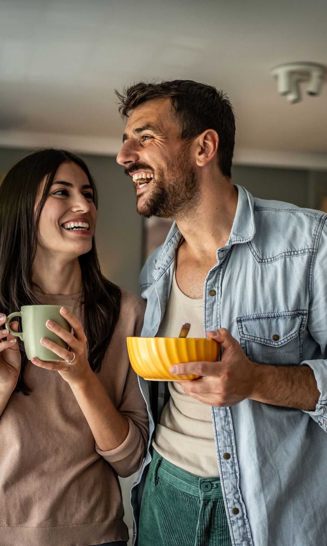 Pareja feliz en su casa