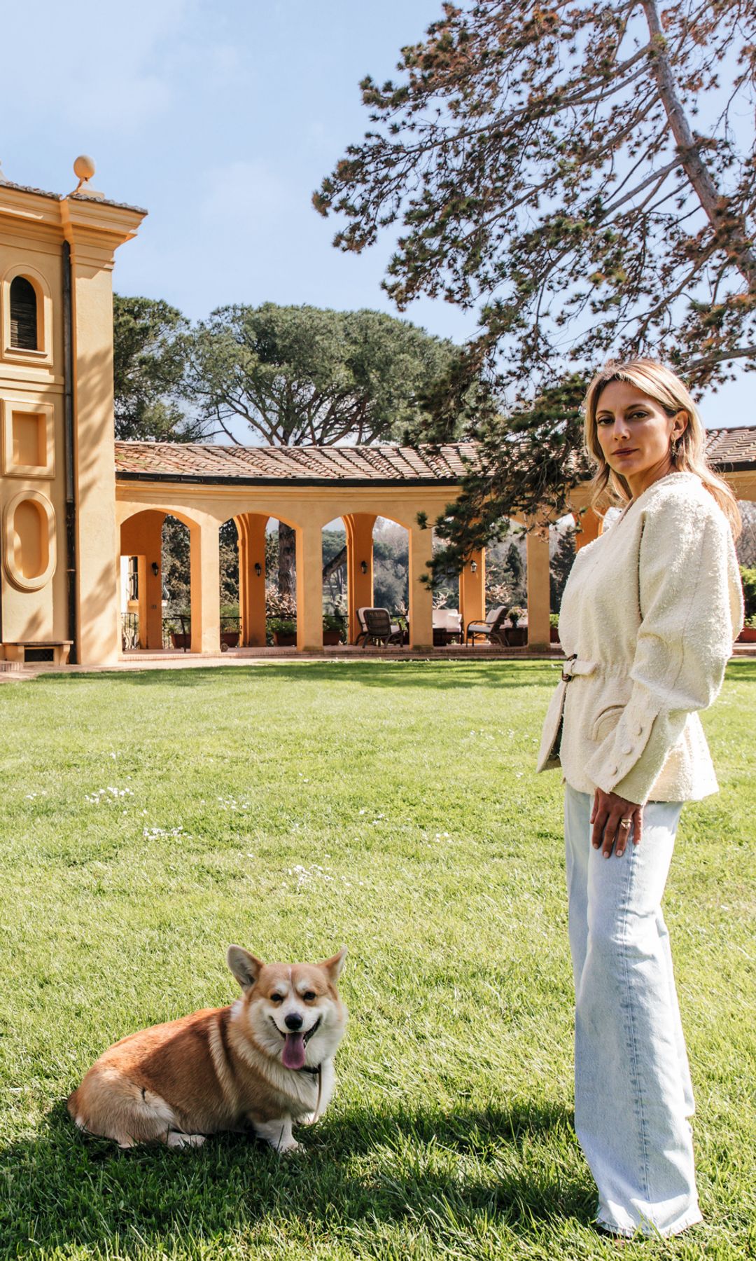 Maria Sole Torlonia dei Duchi di Poli e Guadagnolo en la parte trasera de la casa principal, con su perro, Mai Tai, de la misma raza que adoraba la Reina Isabel II (los Welsh Corgi Pembroke)