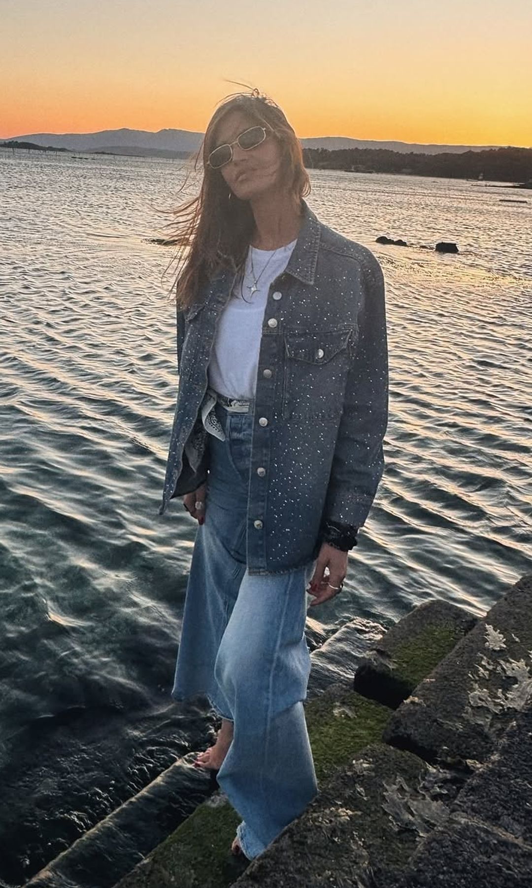 Sara Carbonero con chaqueta vaquera de brillos de Slowlove