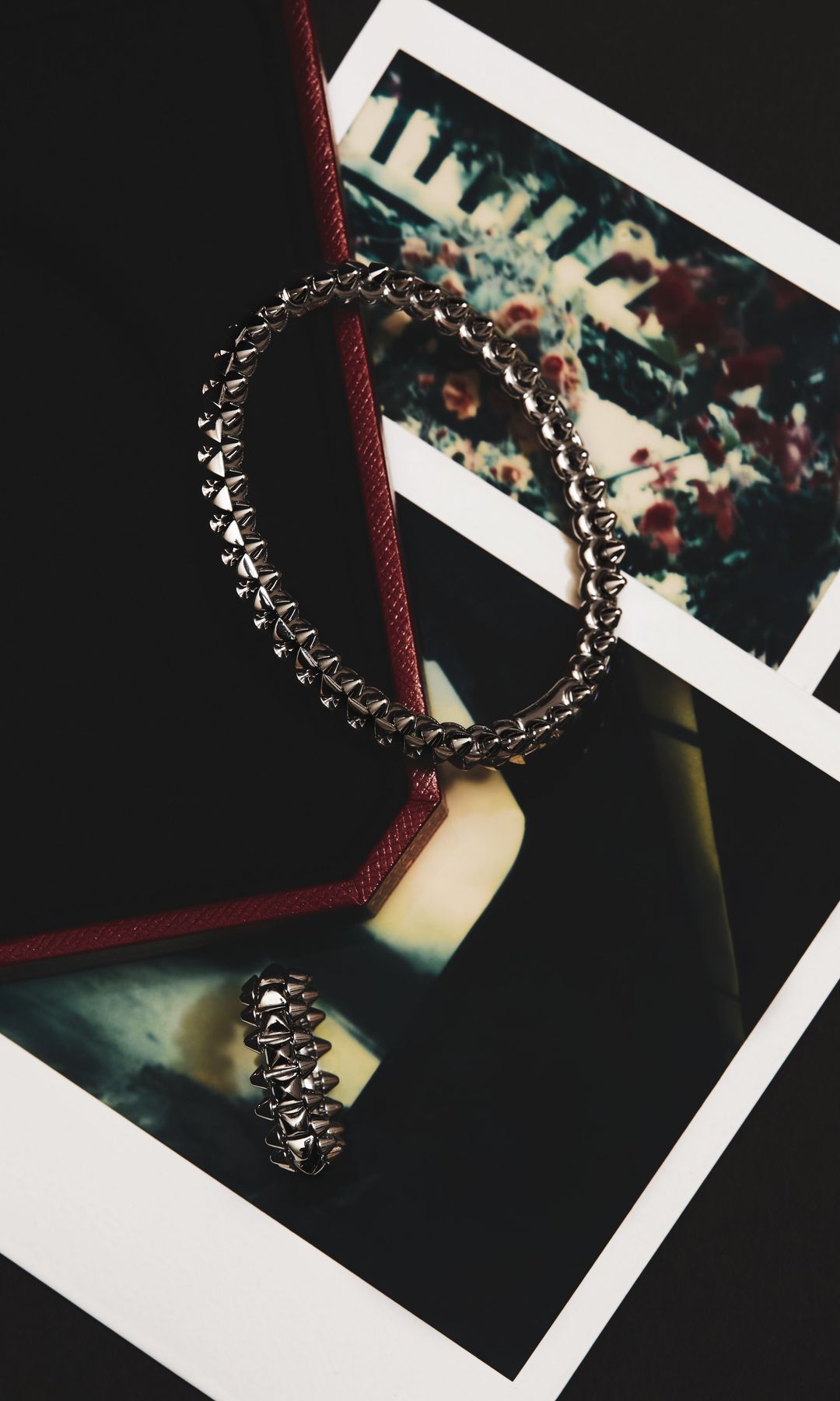 Brazalete y anillo de la colección Clash de Cartier en Oro Blanco