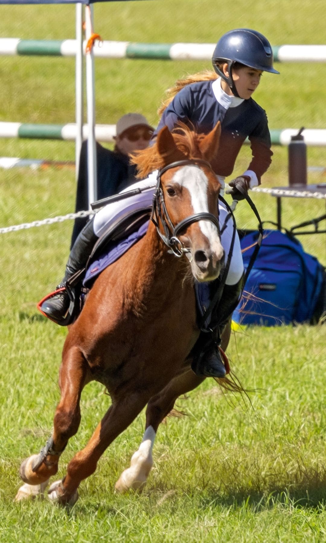 India, hija de Elsa Pataky, montando a caballo