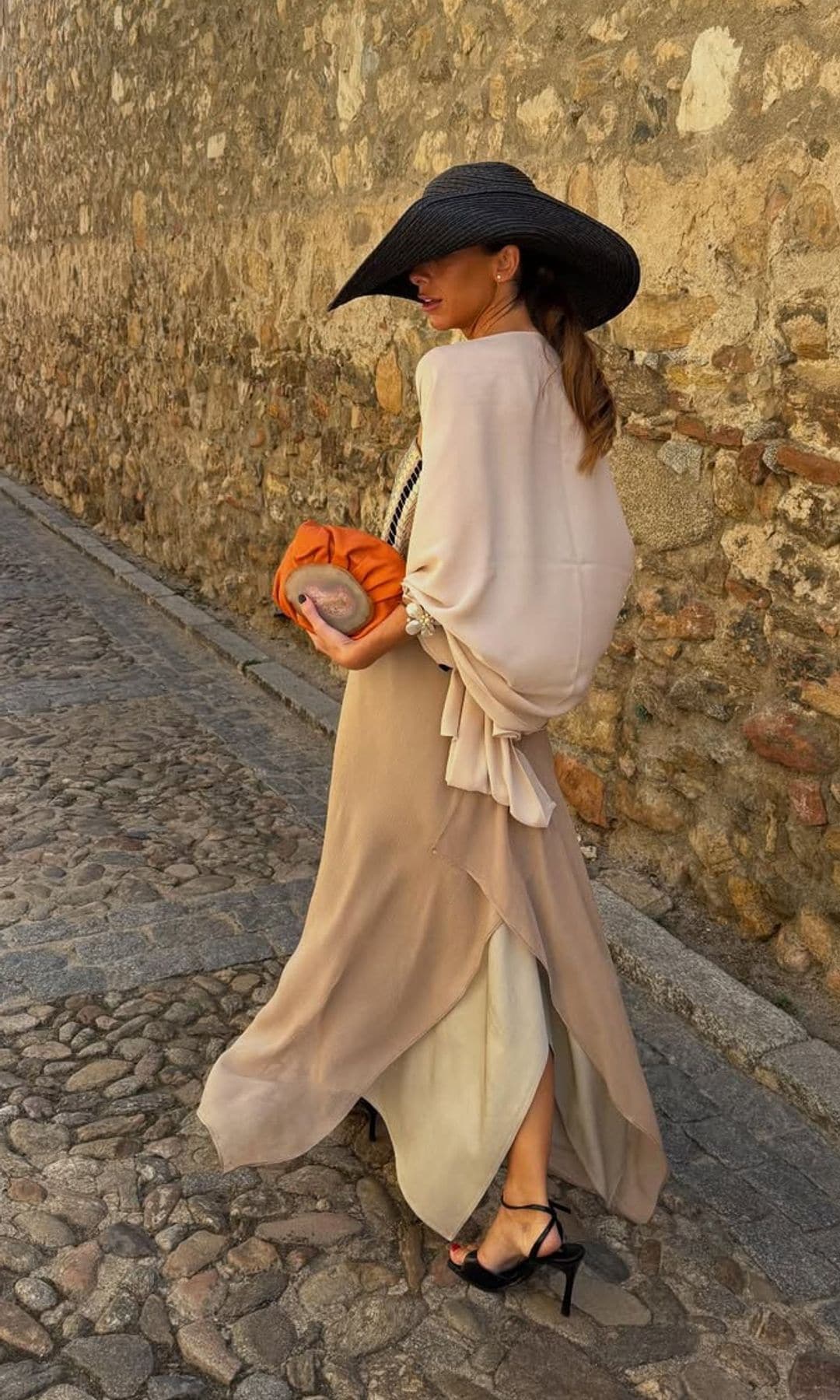 Look de invitada con pamela