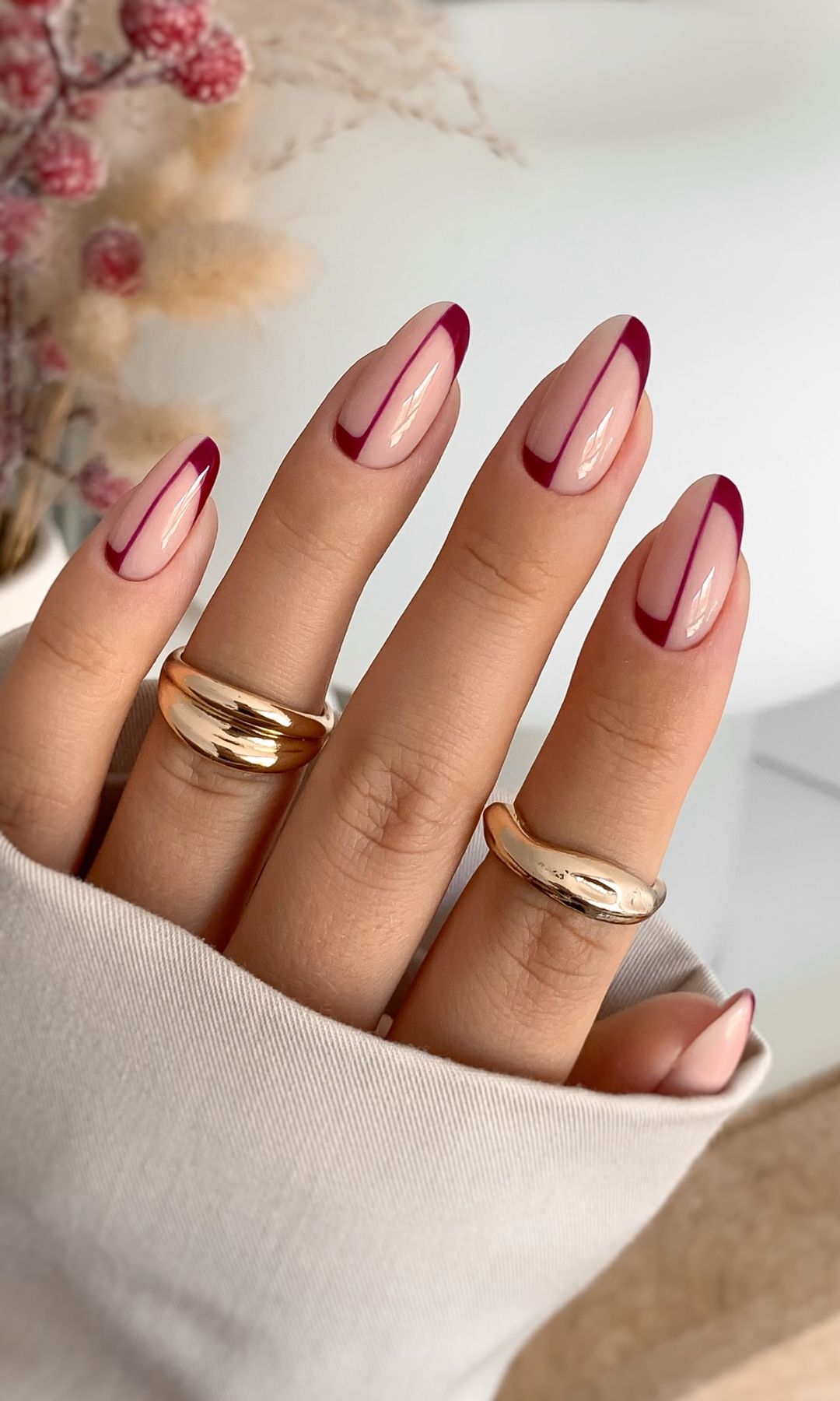 Manicura con líneas rojas