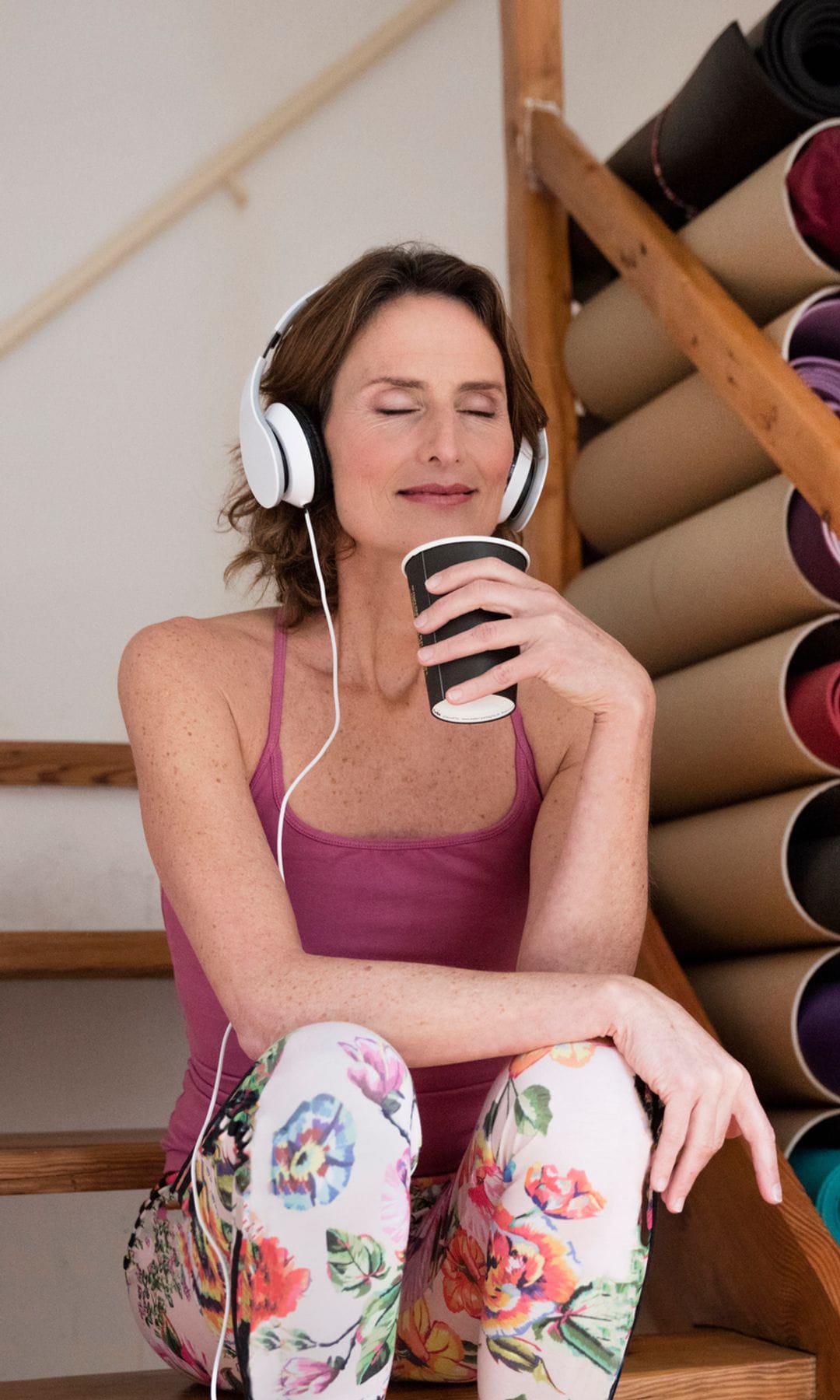 Una mujer tomandose un café antes de hacer ejercicio