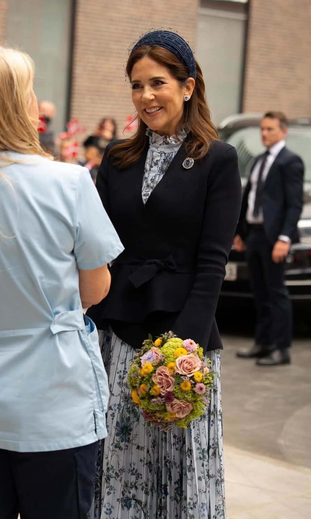 Vestido floral, americana y diadema 'vintage': Mary de Dinamarca firma el look de entretiempo perfecto con joyas históricas