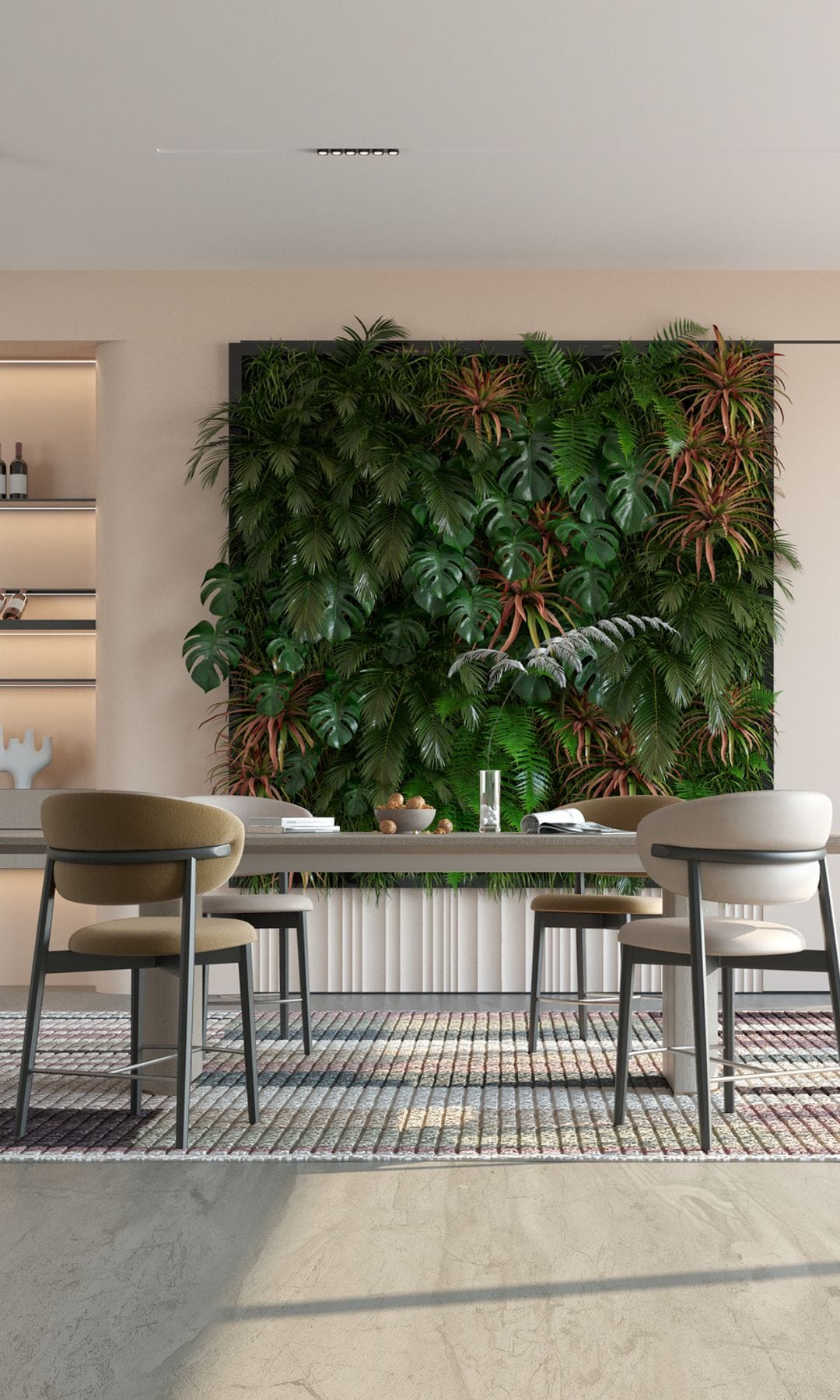 Comedor amplio y luminoso en tonos beiges con un jardín vertical al fondo de frente, custodiado por dos estanterías en vertical en pared.