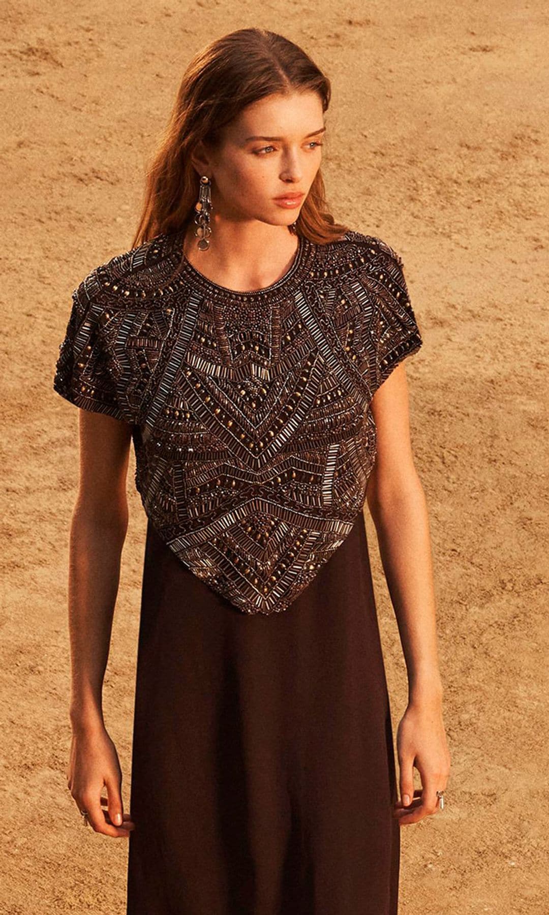 Zara pone solución a nuestras bodas de tarde con estos 5 vestidos joya que brillan por sí solos