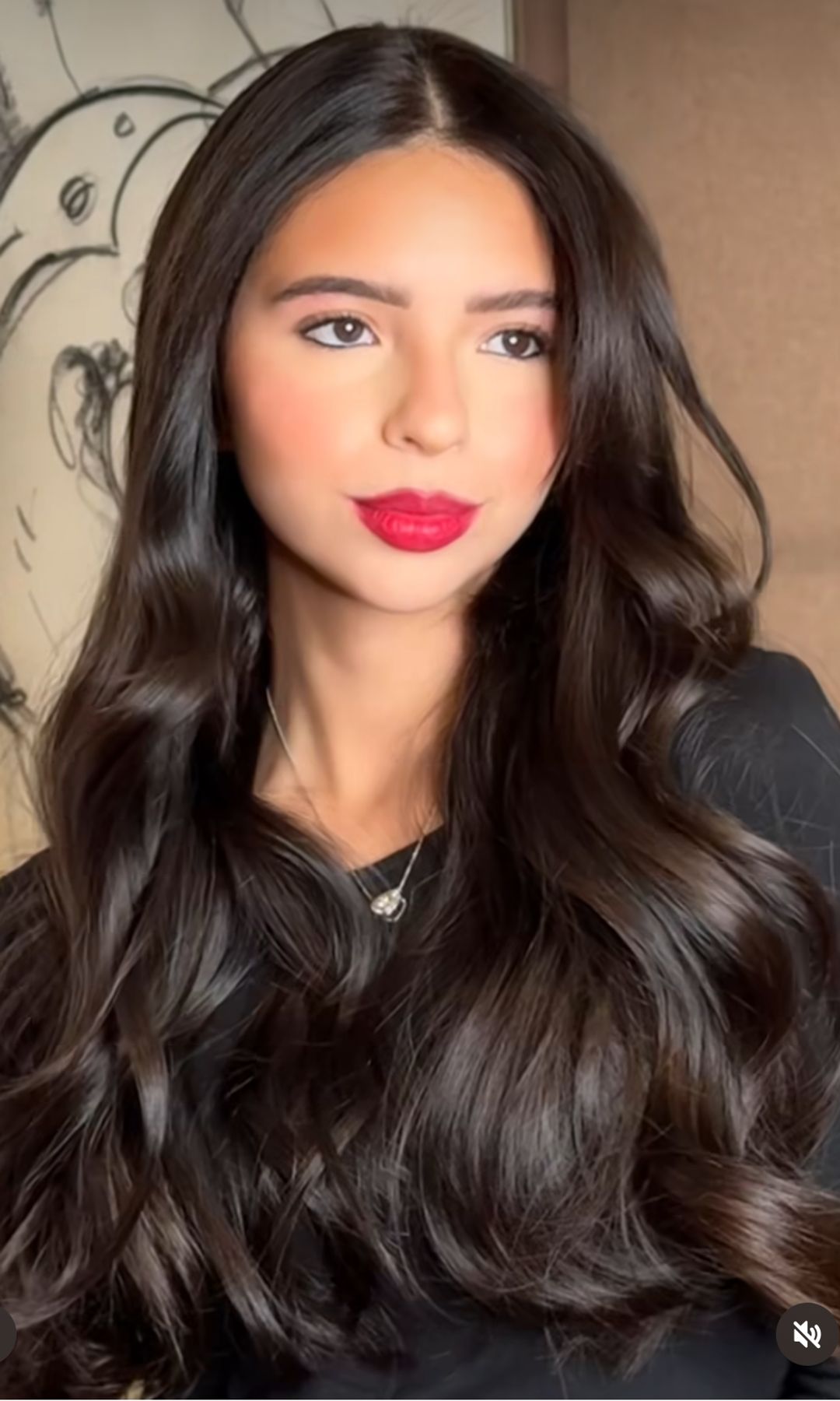 Ángela Aguilar agregó a su melena 300 gramos de extensiones de pelo en color negro azabache.