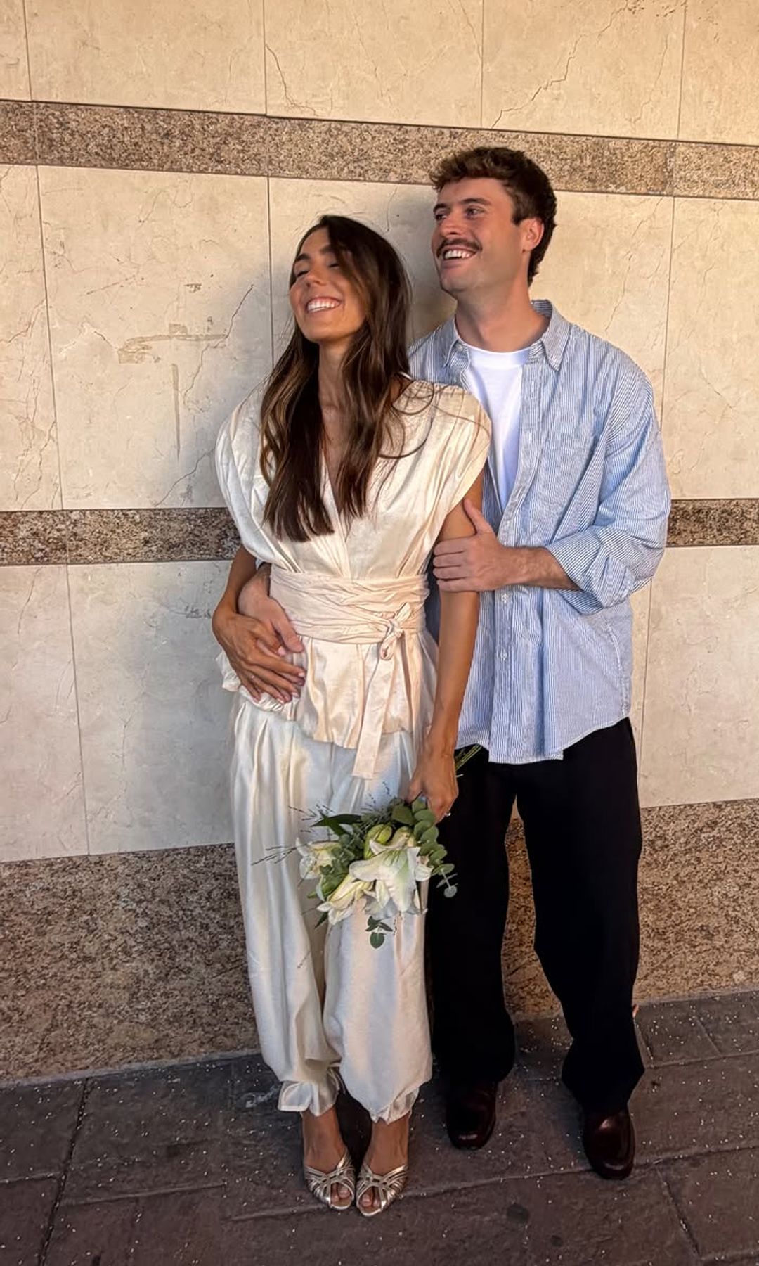 Anna Padilla se casa en la notaría con Mario Cristóbal, con un conjunto de Bimani con pantalón bombacho