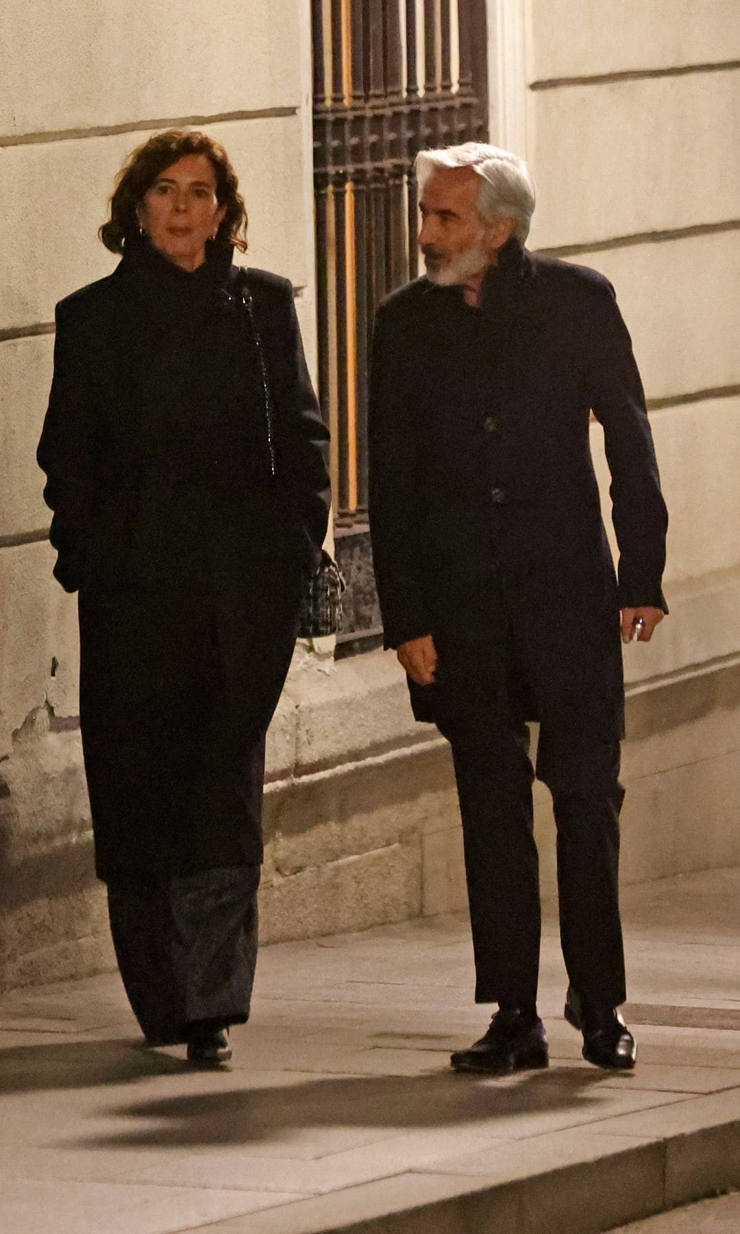 Imanol Arias y su pareja, Nélida Inés Grajales, pasean por las calles de la capital, a 27 de febrero de 2025, en Madrid  