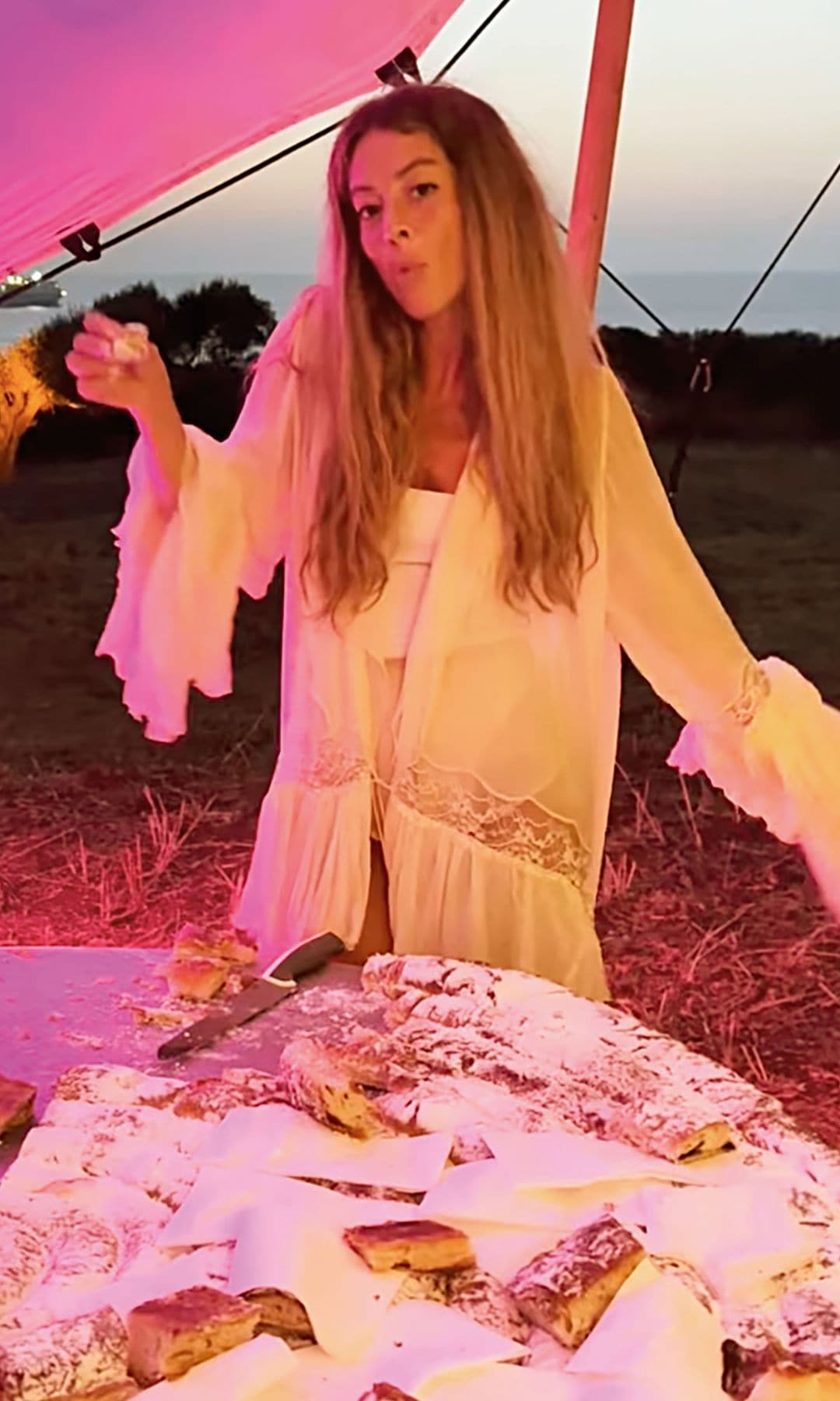 Belén ante la gran ensaimada que sustituyó la tradicional tarta nupcial